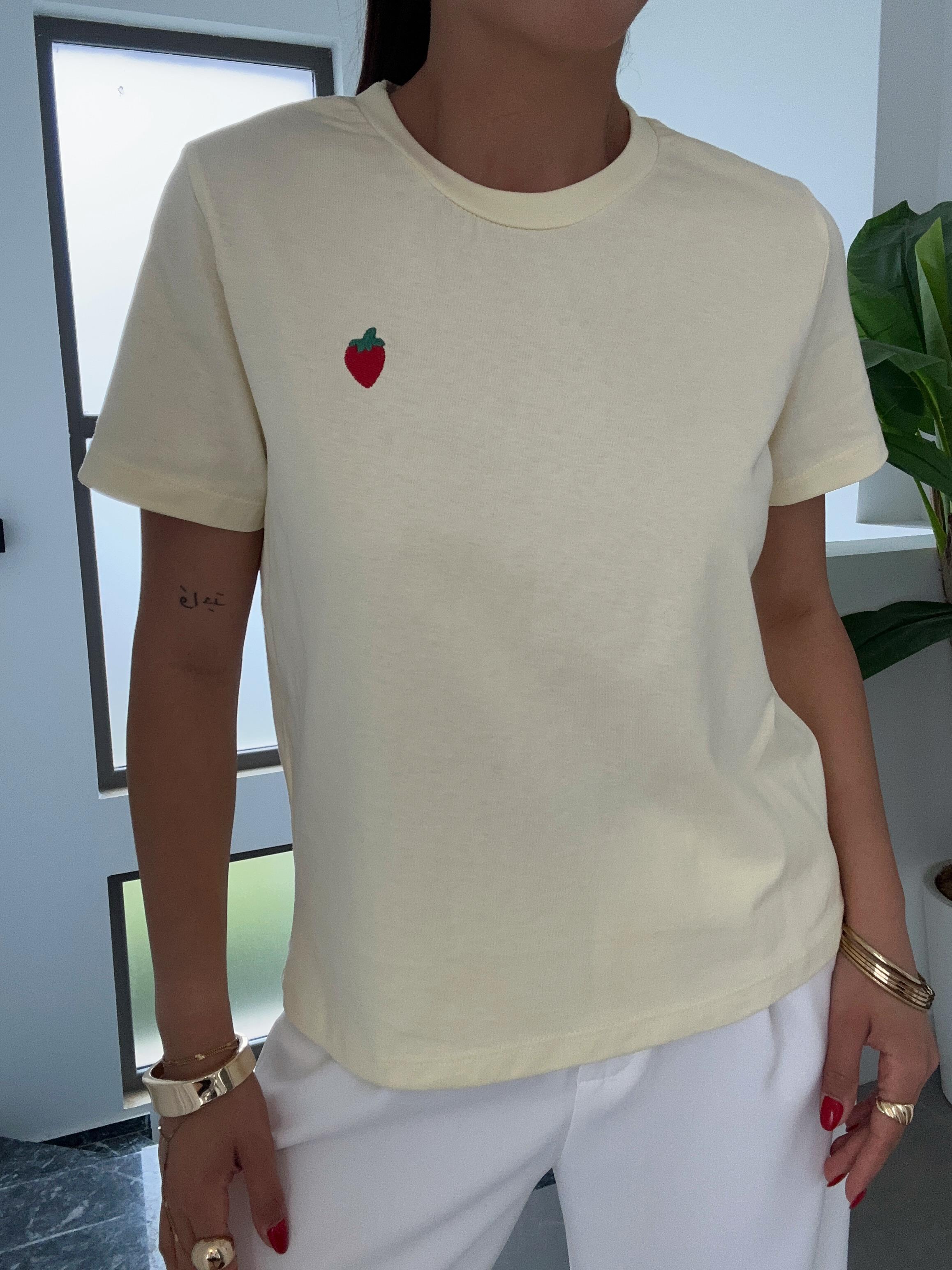 Sarı Çilek Nakışlı Tişört