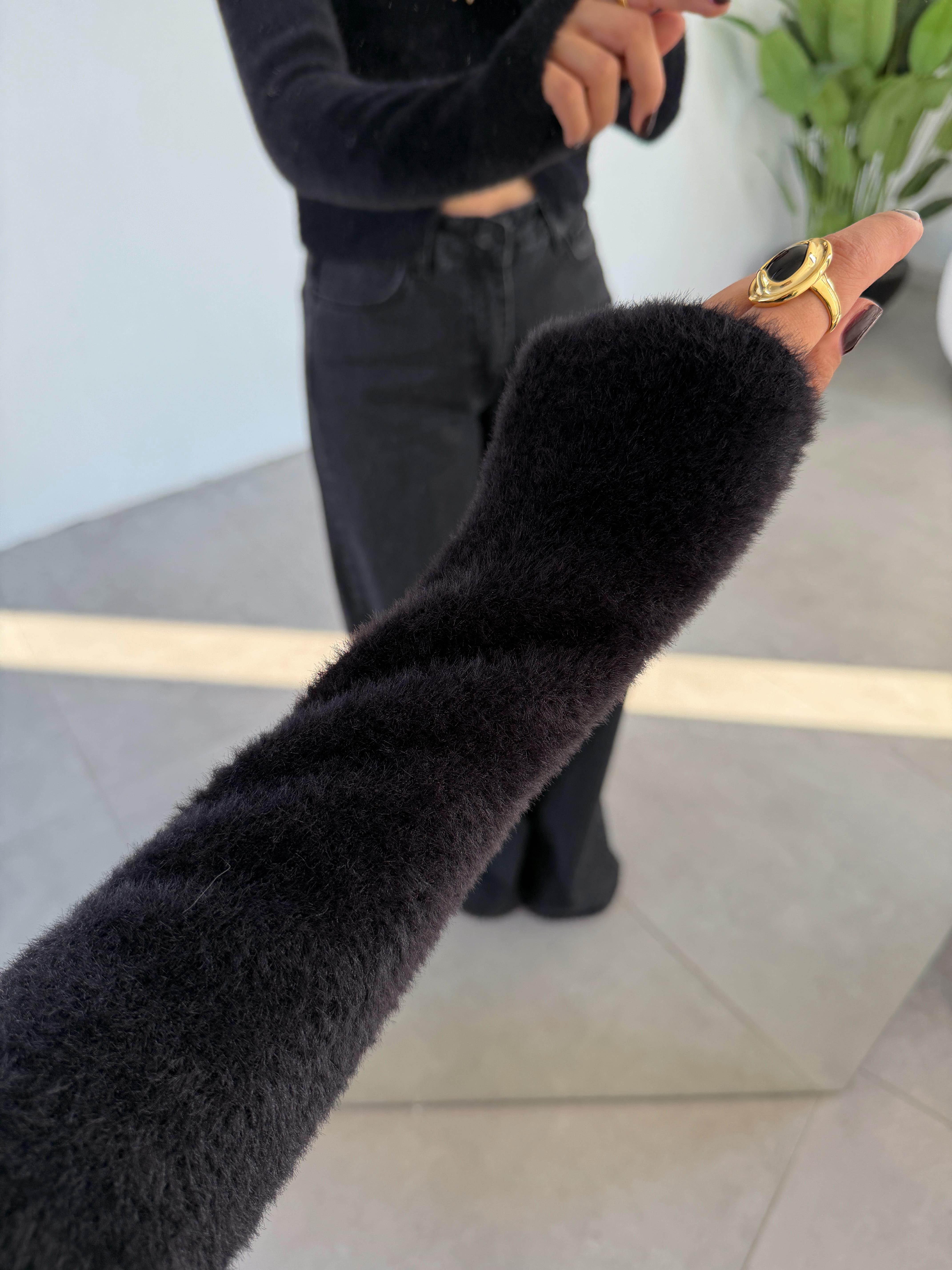 Siyah Aksesuar Detaylı Sakallı Bluz
