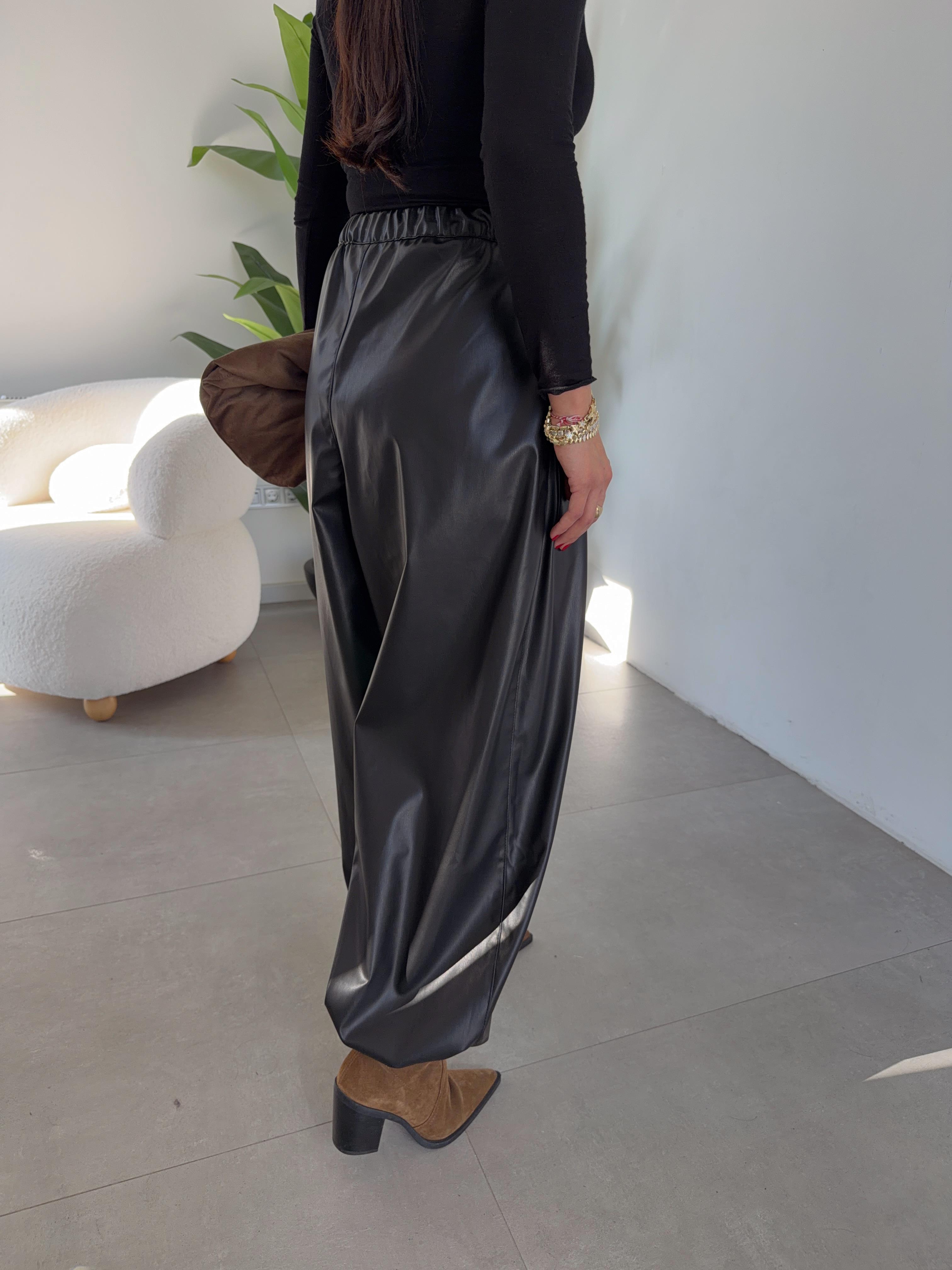 Siyah Bel Ve Paça Lastik Detaylı Deri Pantolon