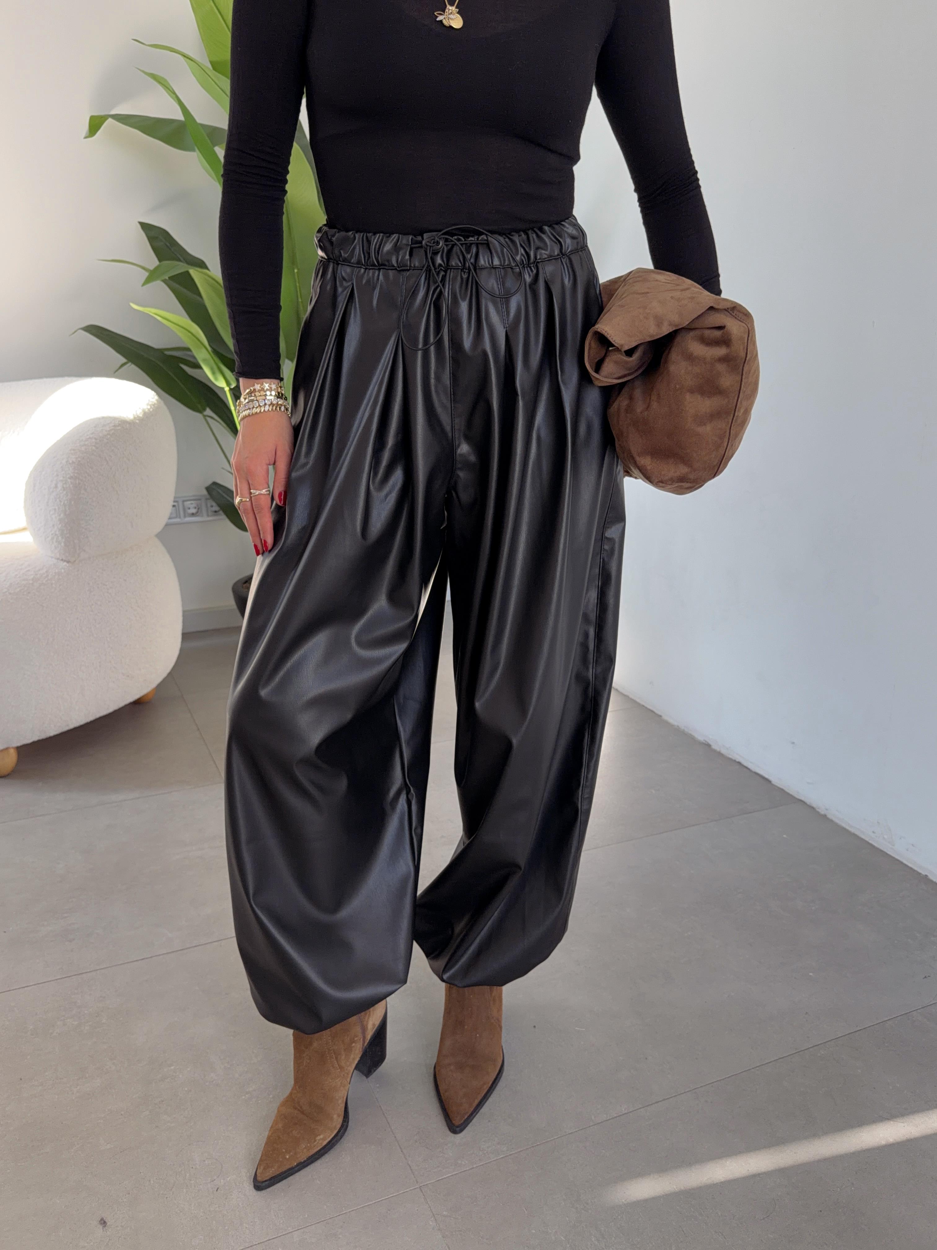 Siyah Bel Ve Paça Lastik Detaylı Deri Pantolon