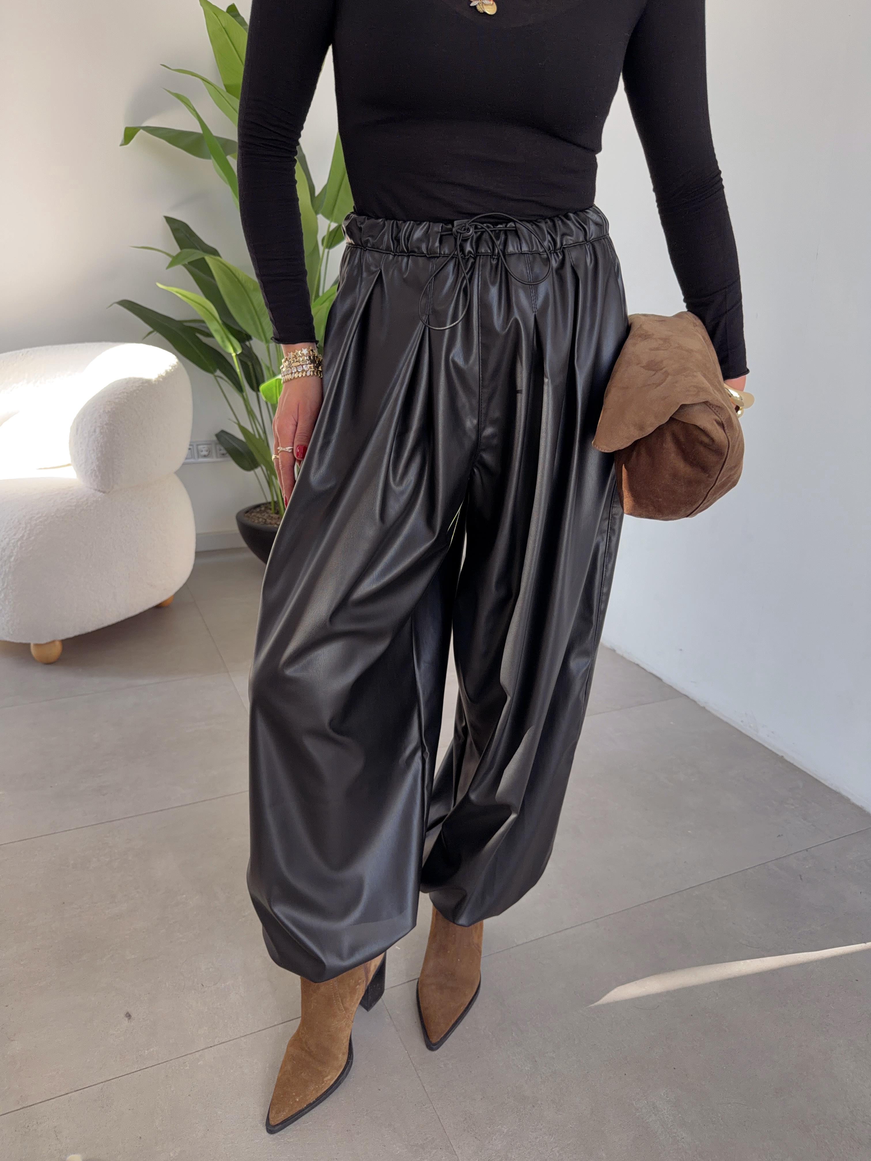 Siyah Bel Ve Paça Lastik Detaylı Deri Pantolon