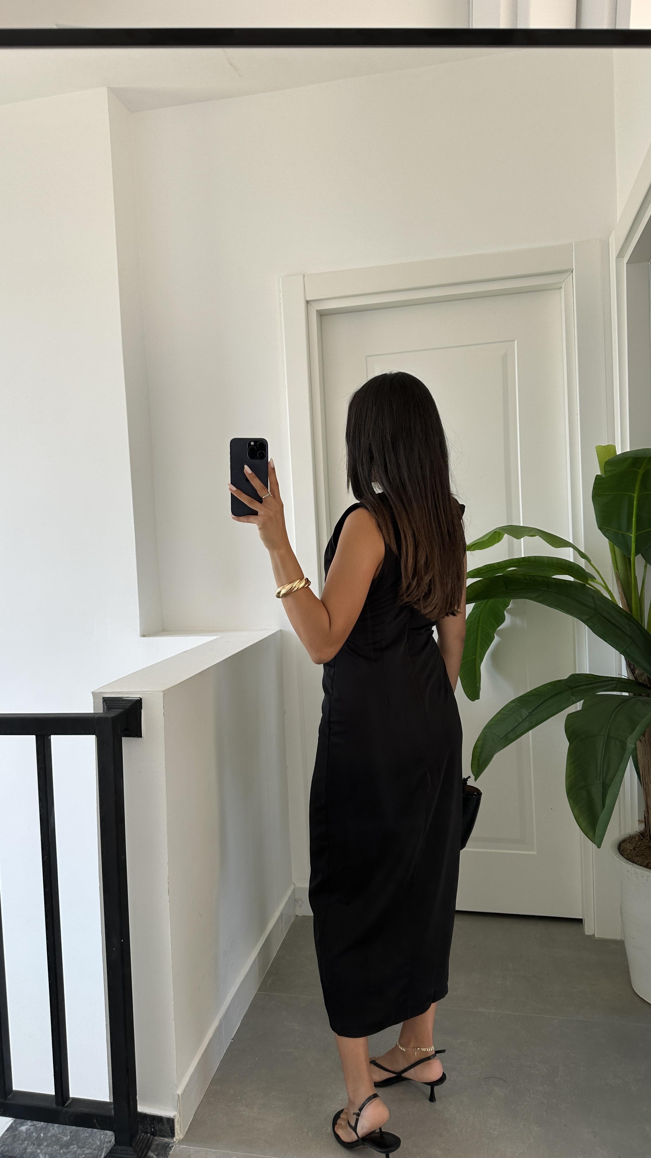 Siyah Belden Düğmeli Elbise