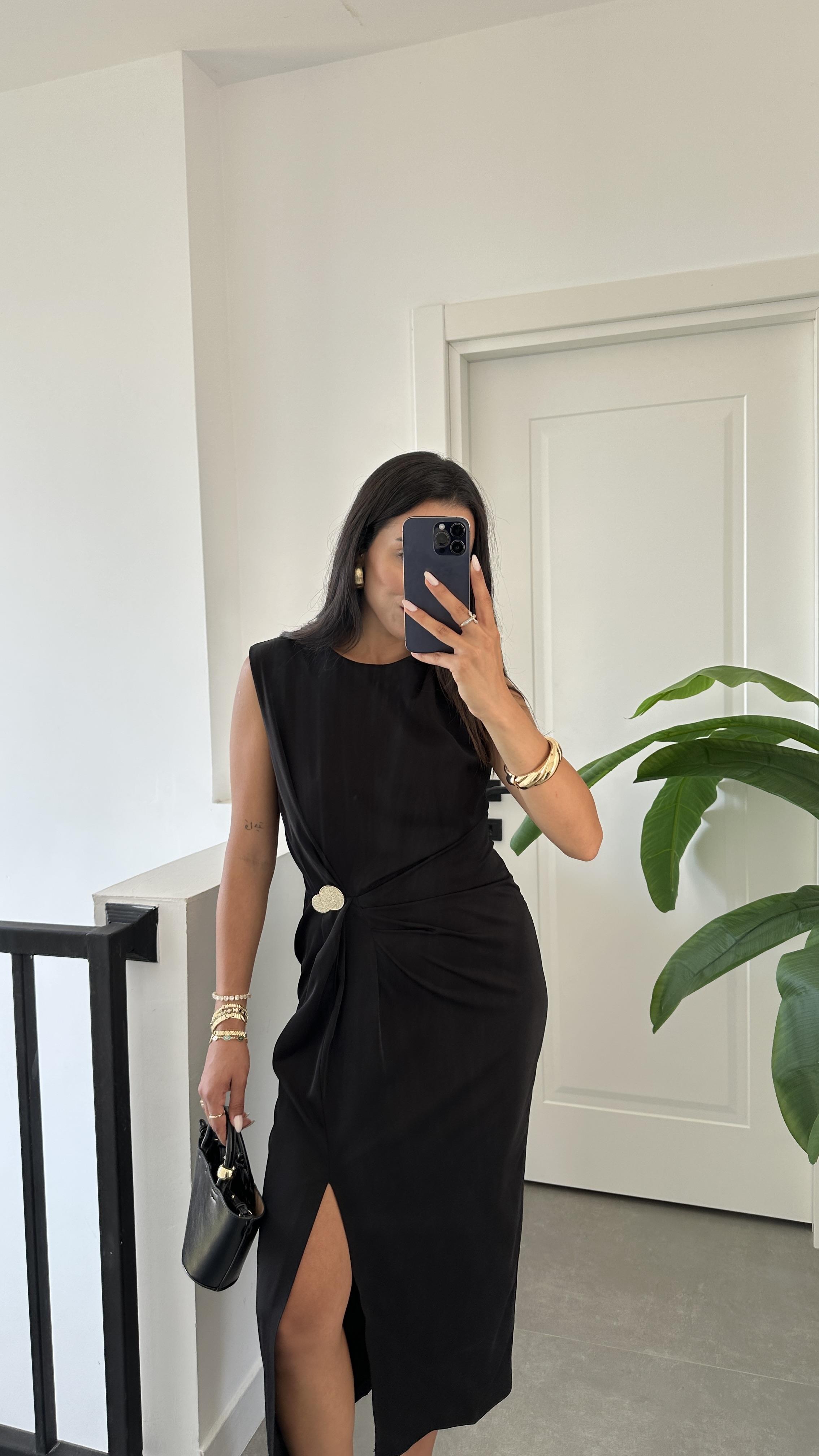 Siyah Belden Düğmeli Elbise