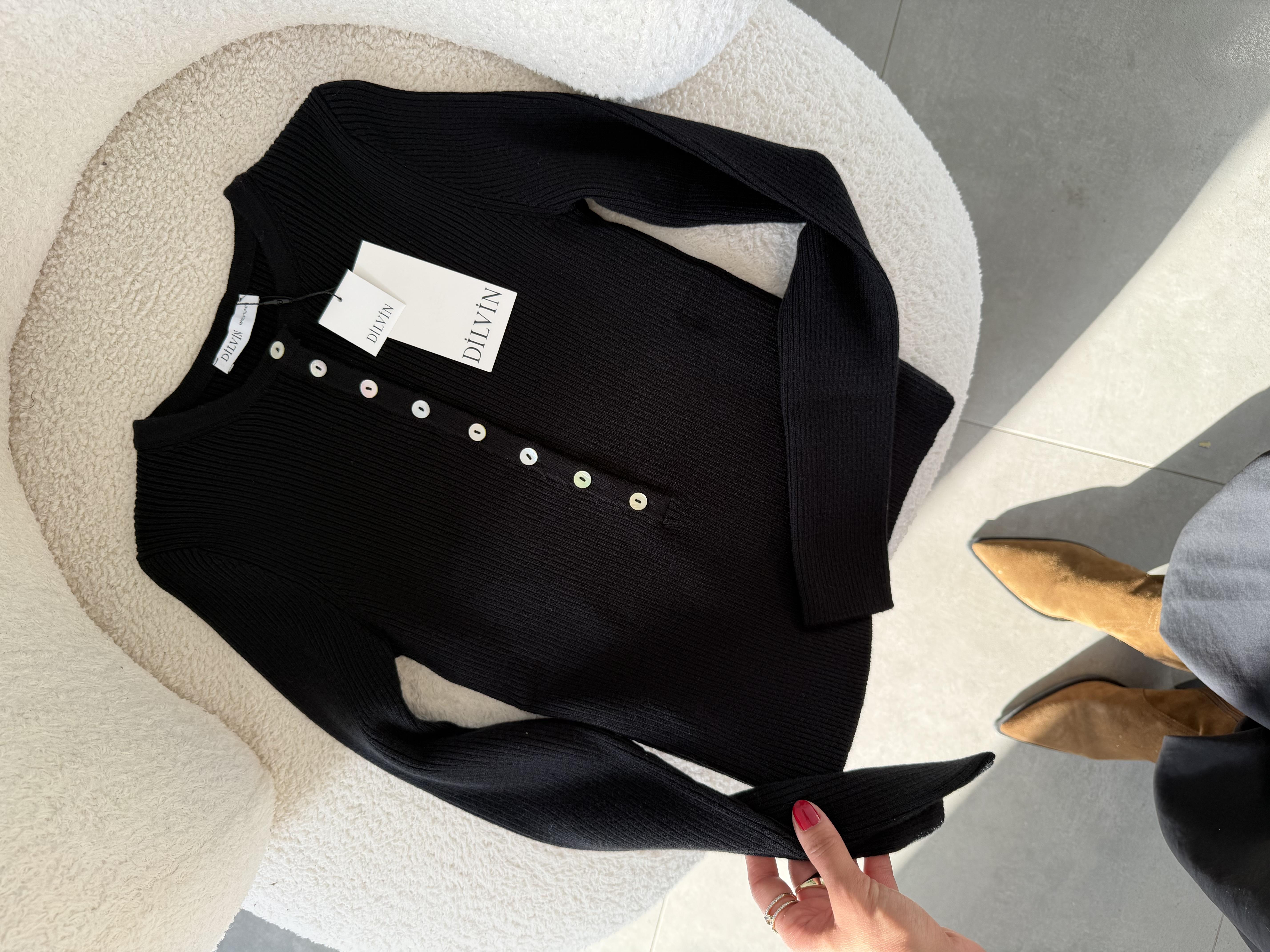 Siyah Bisiklet Yaka Yünlü Düğmeli Triko