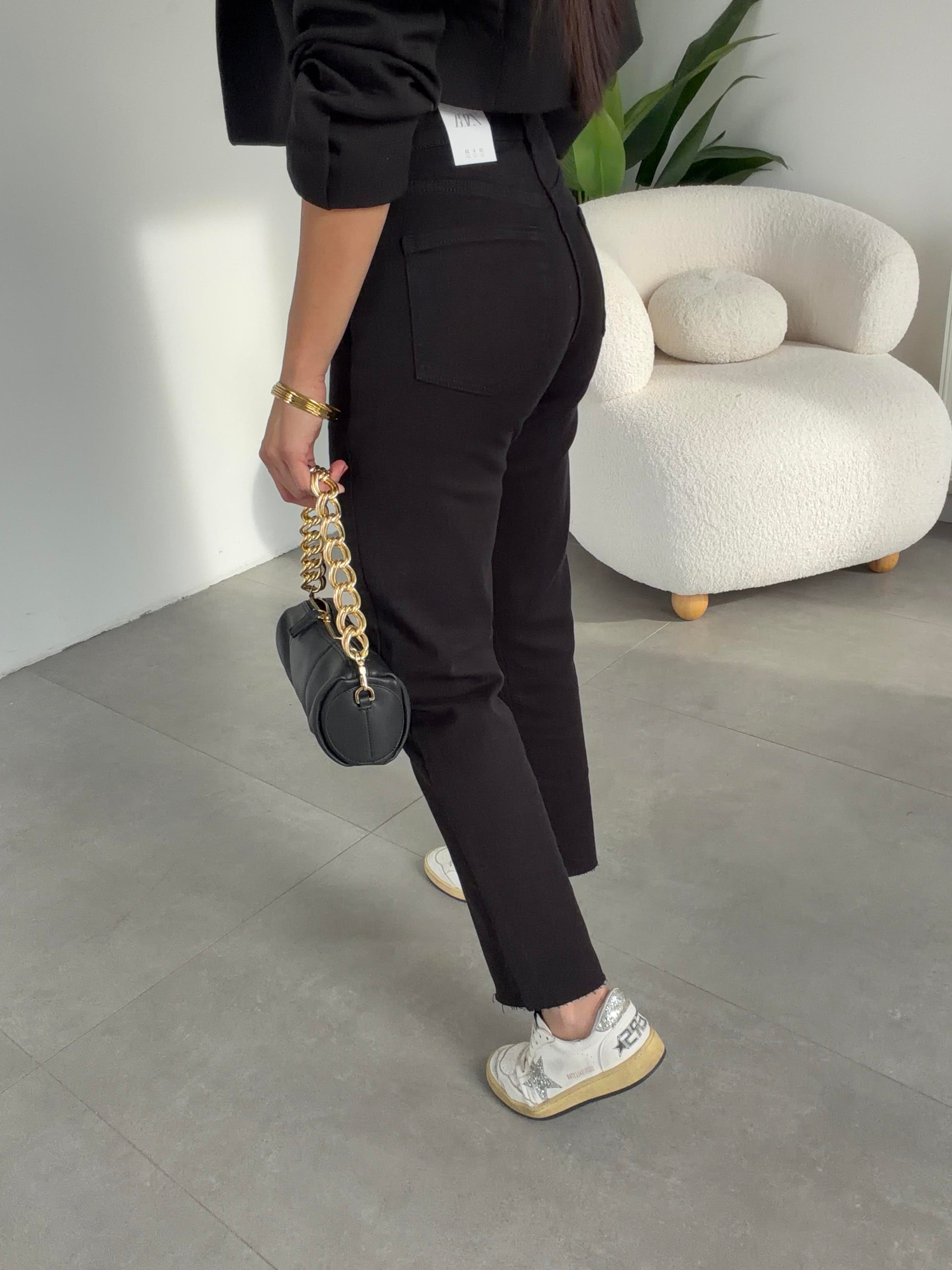 Siyah Boyfit Kesik Paça Jean