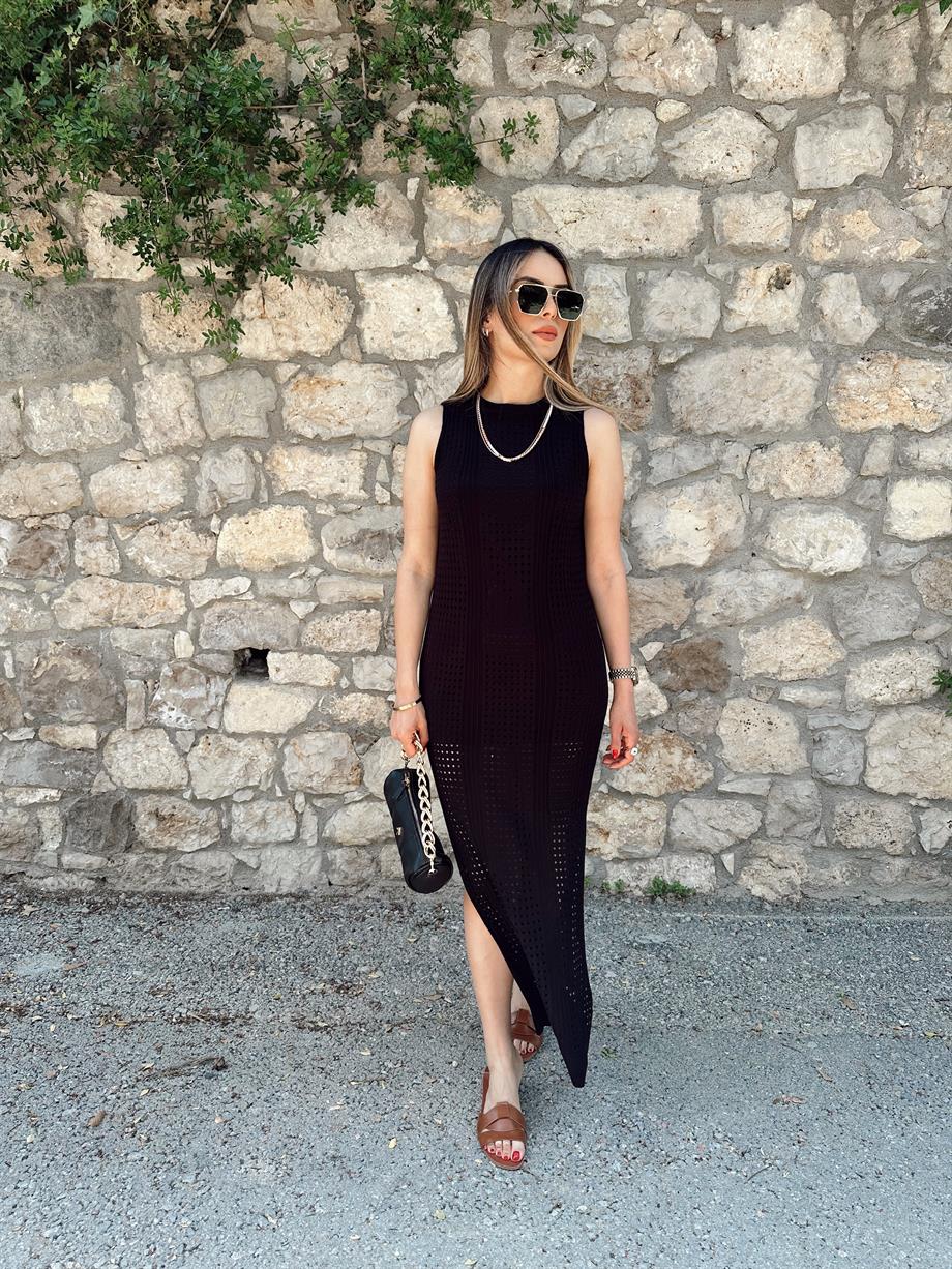 Siyah Delikli Yırtmaçlı Elbise