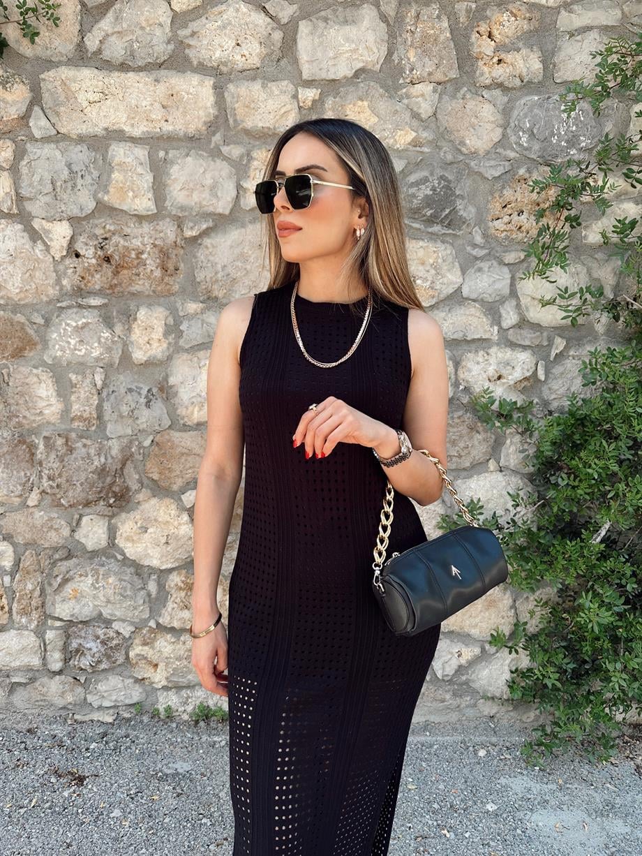 Siyah Delikli Yırtmaçlı Elbise