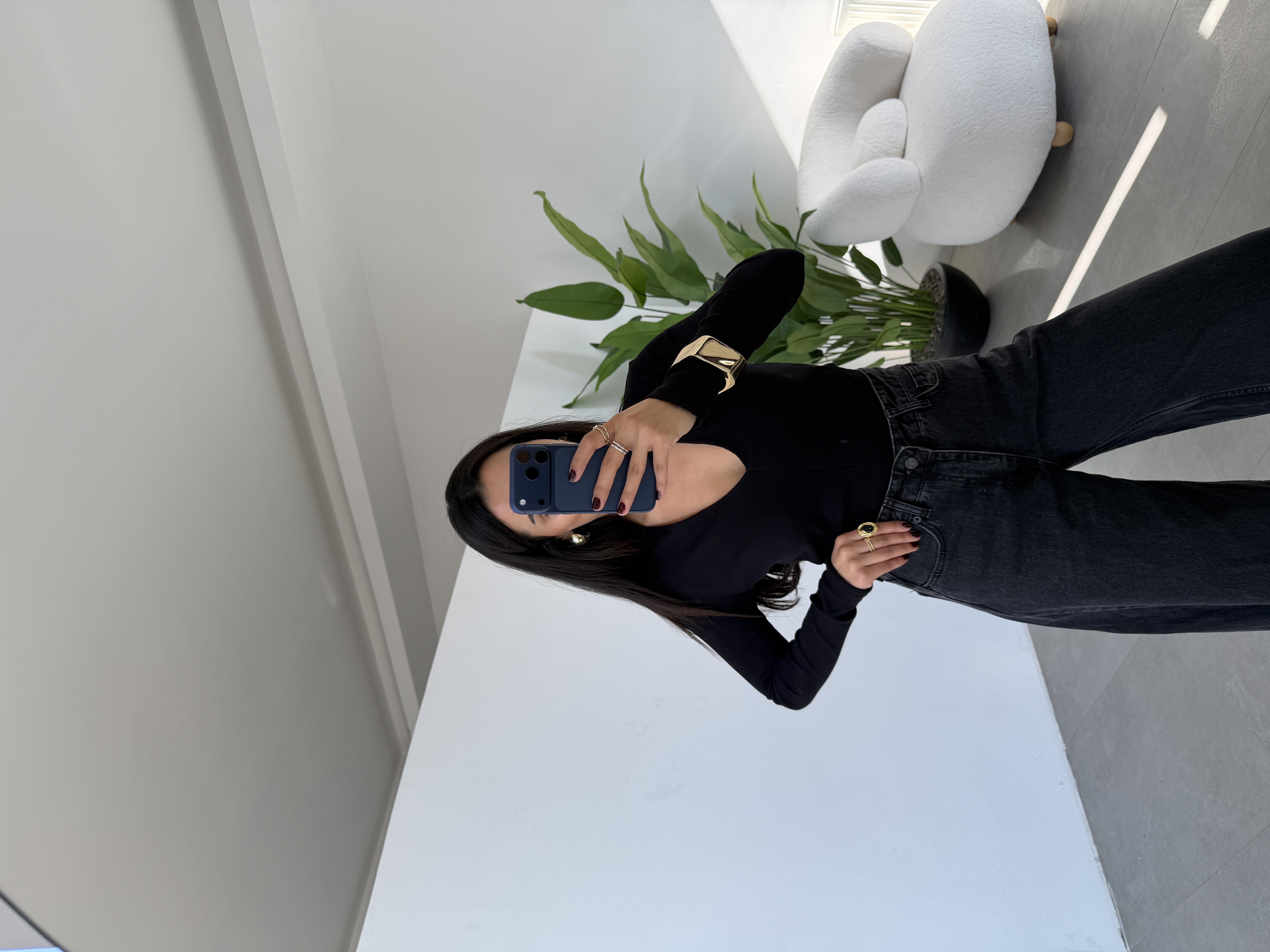 Siyah Derin V Yaka Bluz