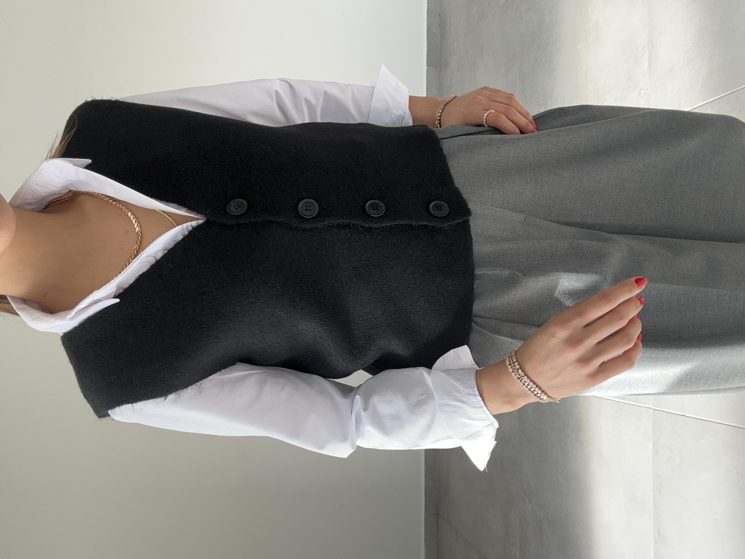 Siyah Düğmeli Triko Yelek