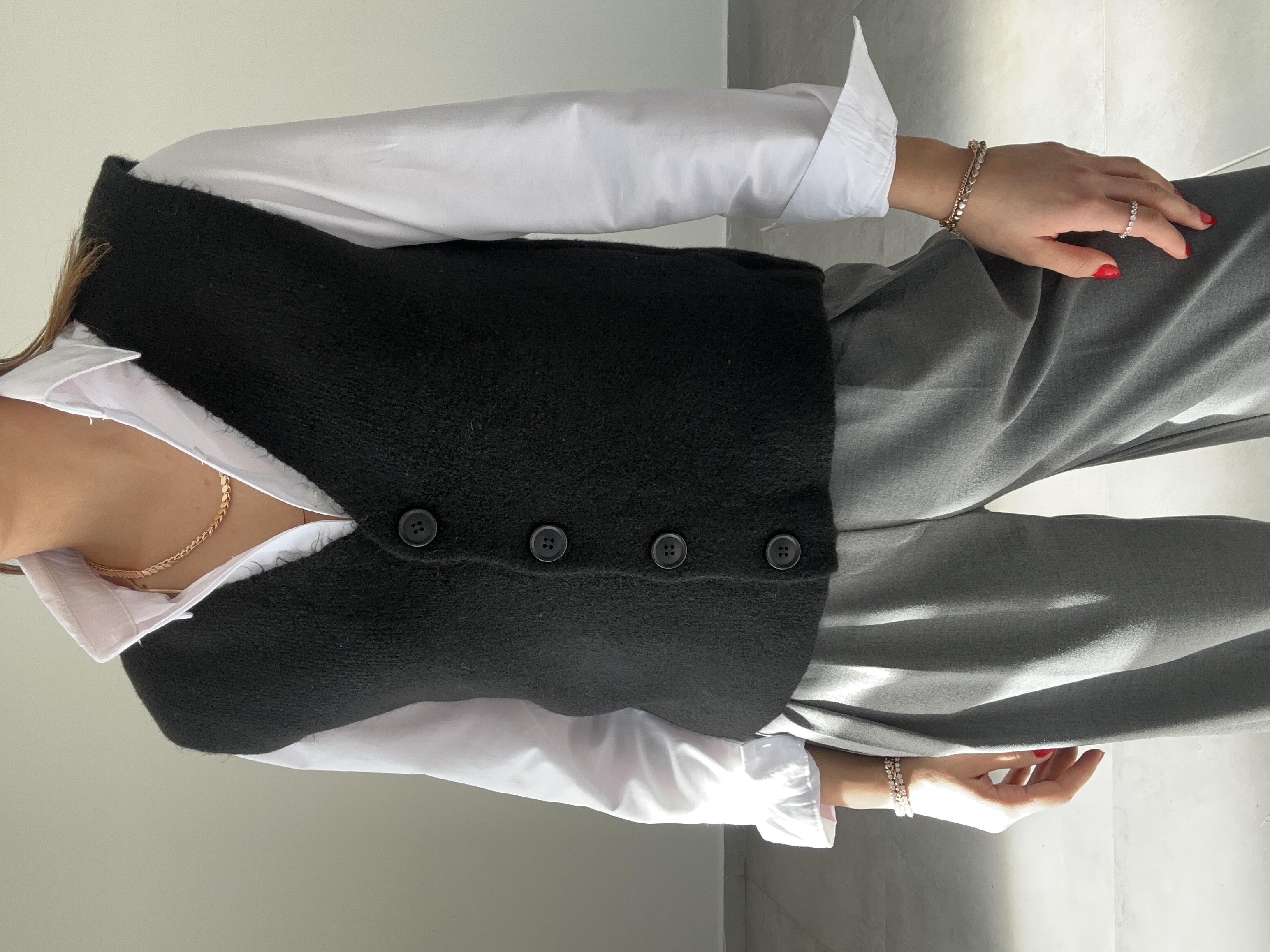 Siyah Düğmeli Triko Yelek