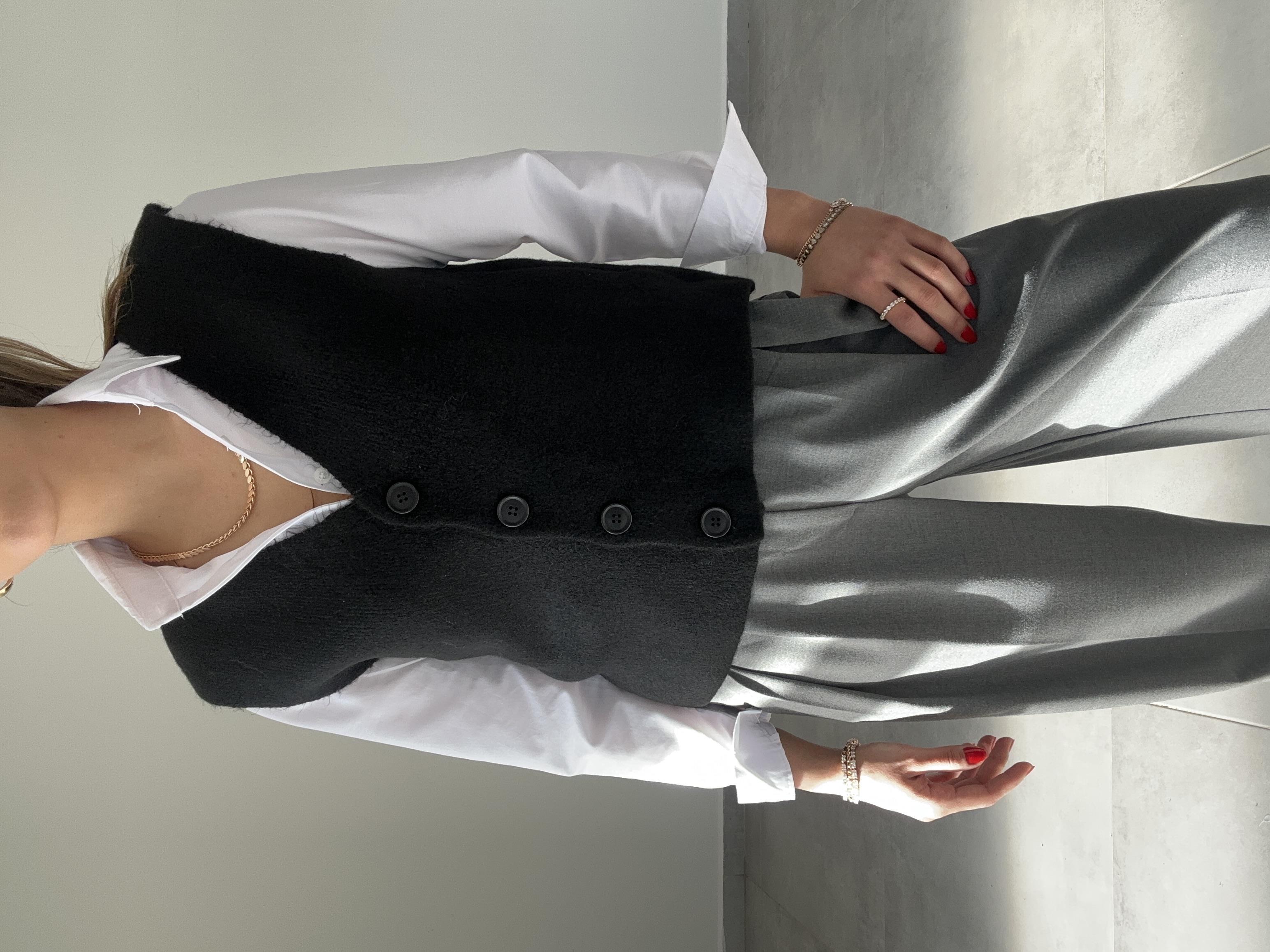 Siyah Düğmeli Triko Yelek