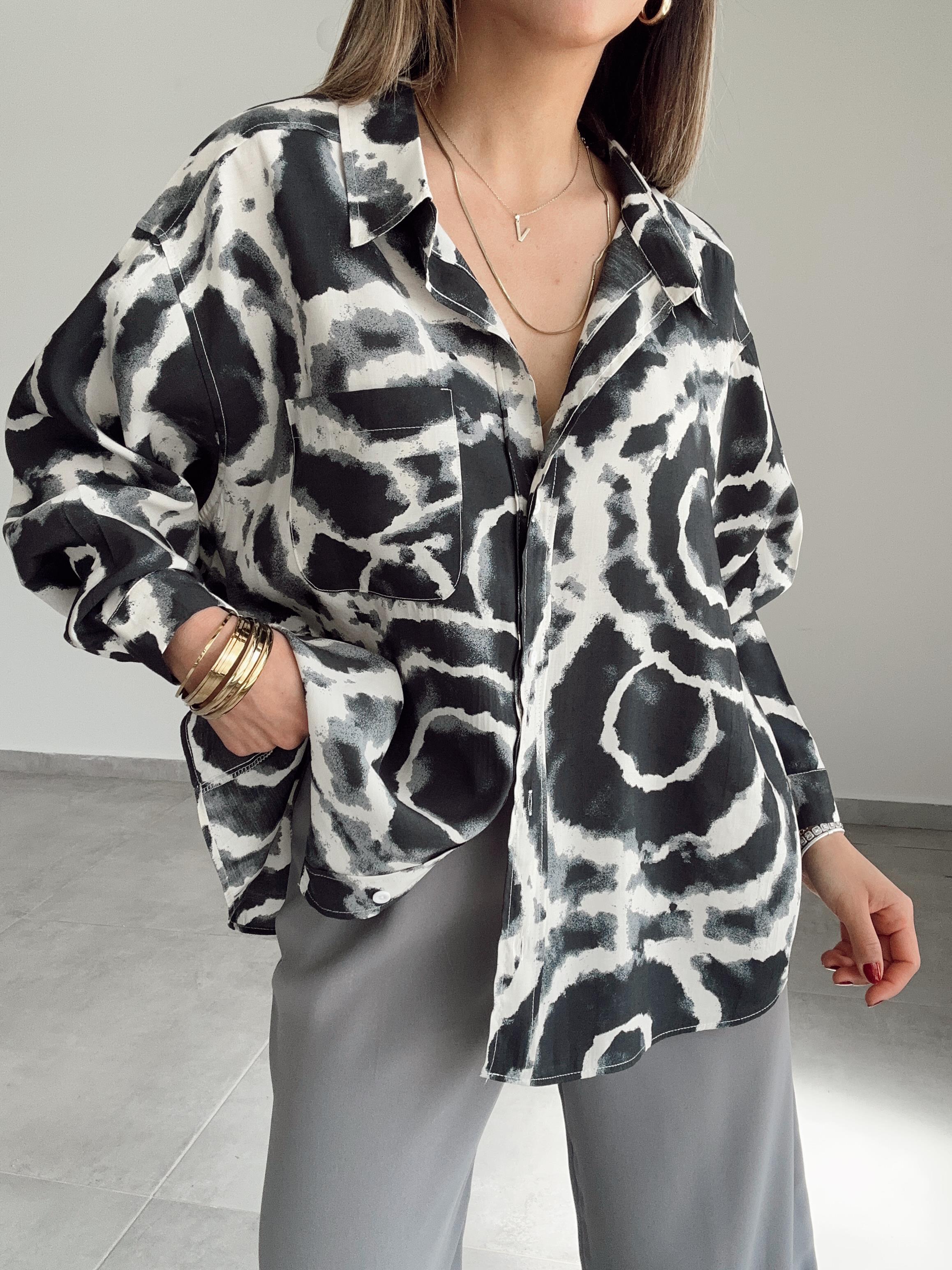 Siyah-Ekru Desenli Cepli Oversize Gömlek