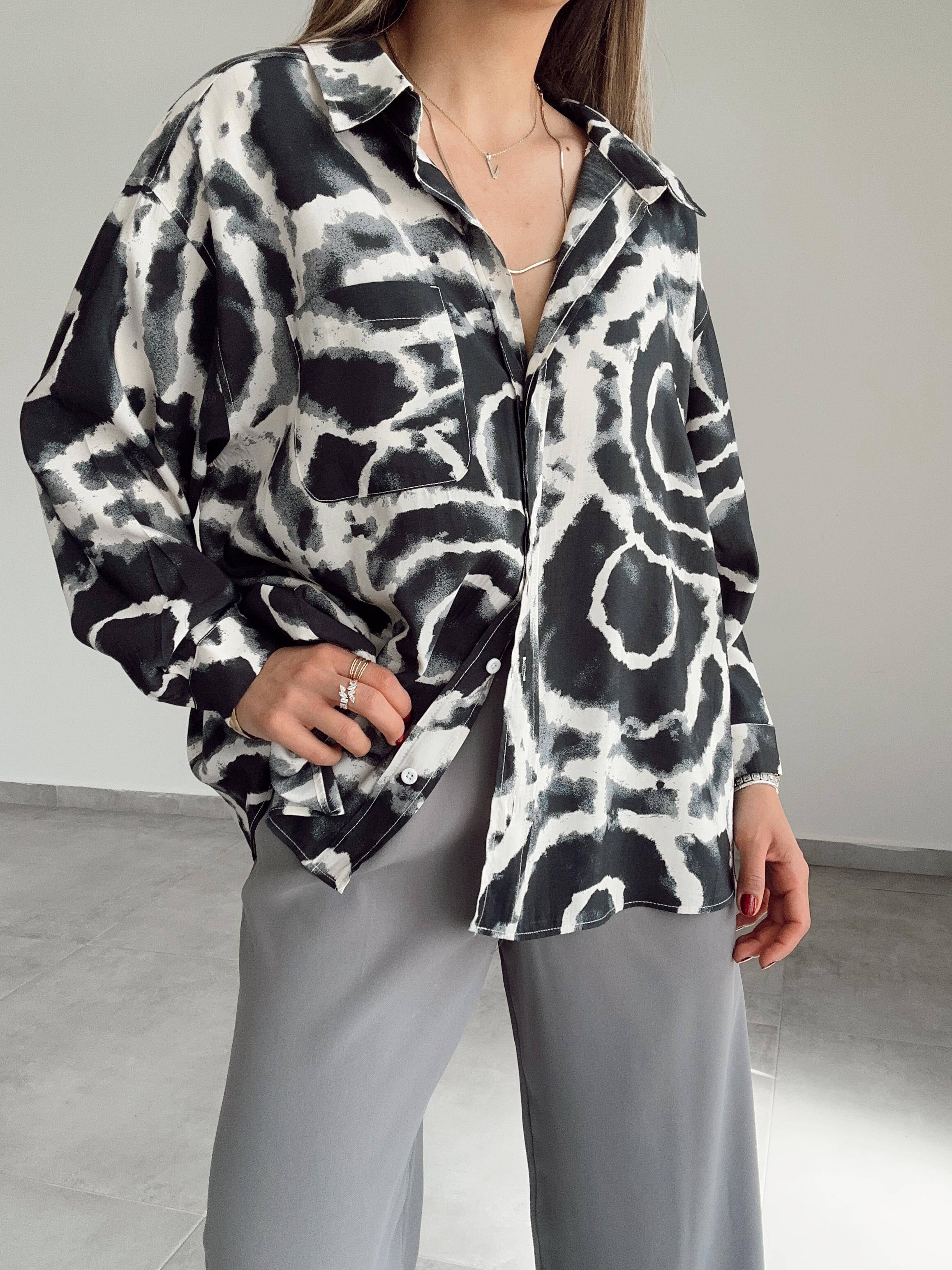 Siyah-Ekru Desenli Cepli Oversize Gömlek