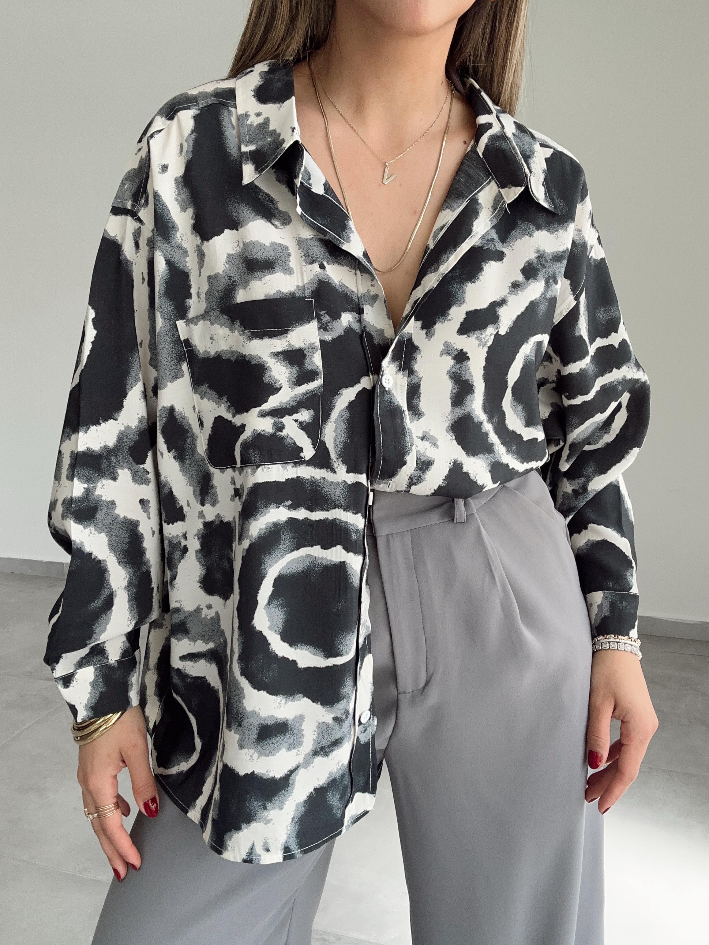 Siyah-Ekru Desenli Cepli Oversize Gömlek
