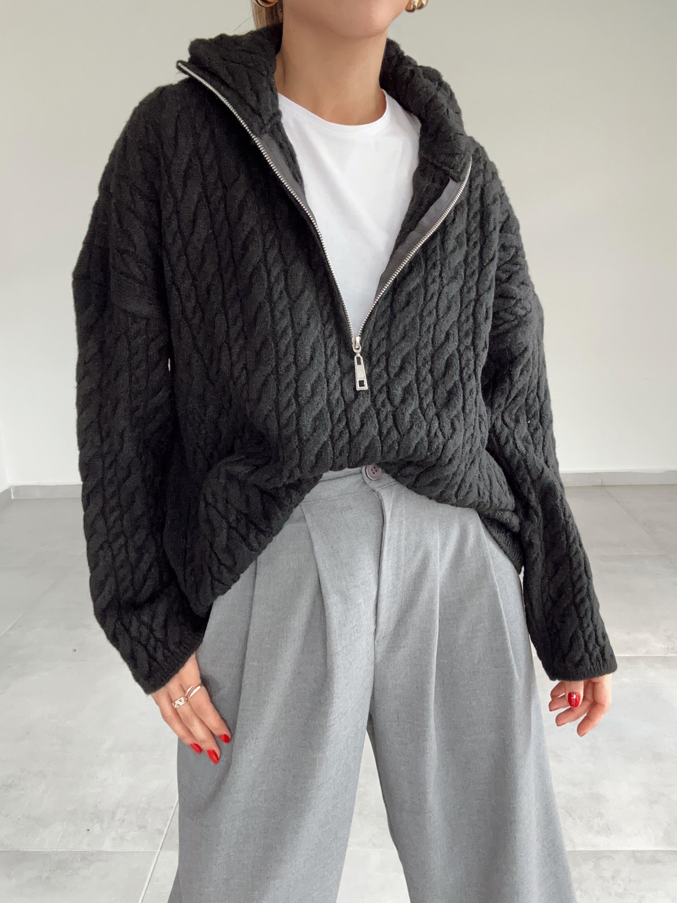 Siyah Fermuarlı Triko Kazak