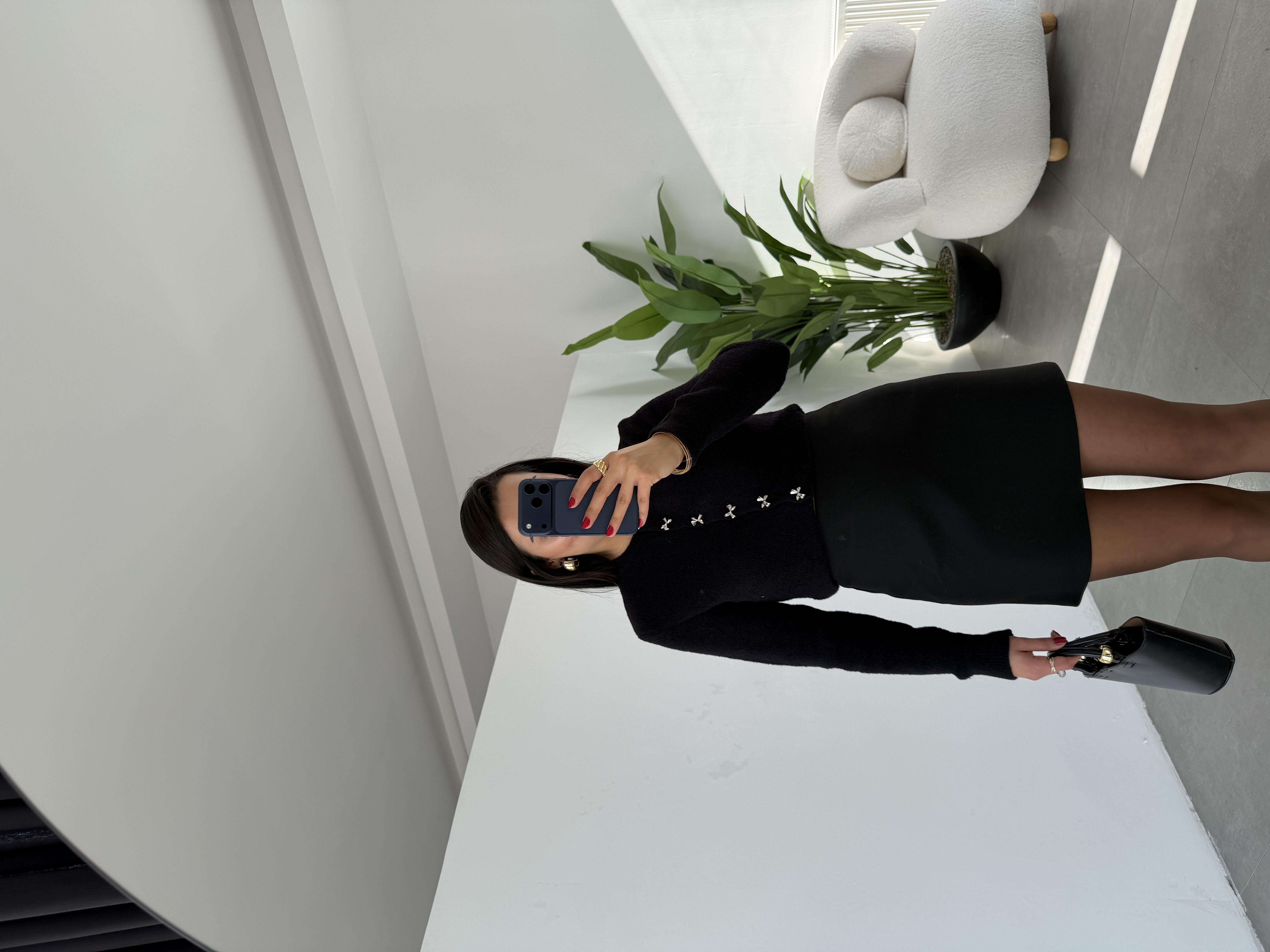 Siyah Fiyonk Düğme Detaylı Yumoş Hırka