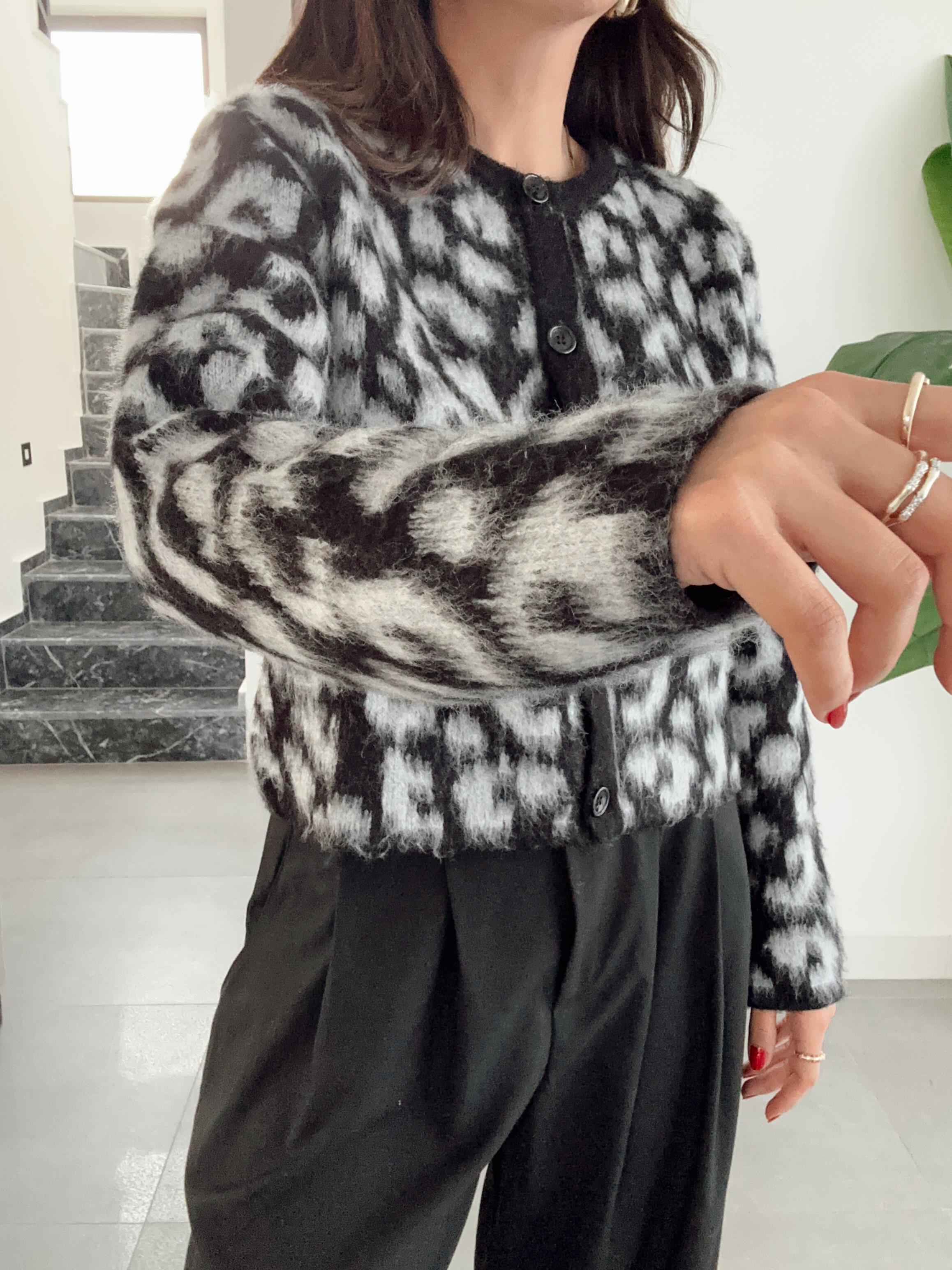 Siyah-Gri Leopar Desenli Triko Hırka