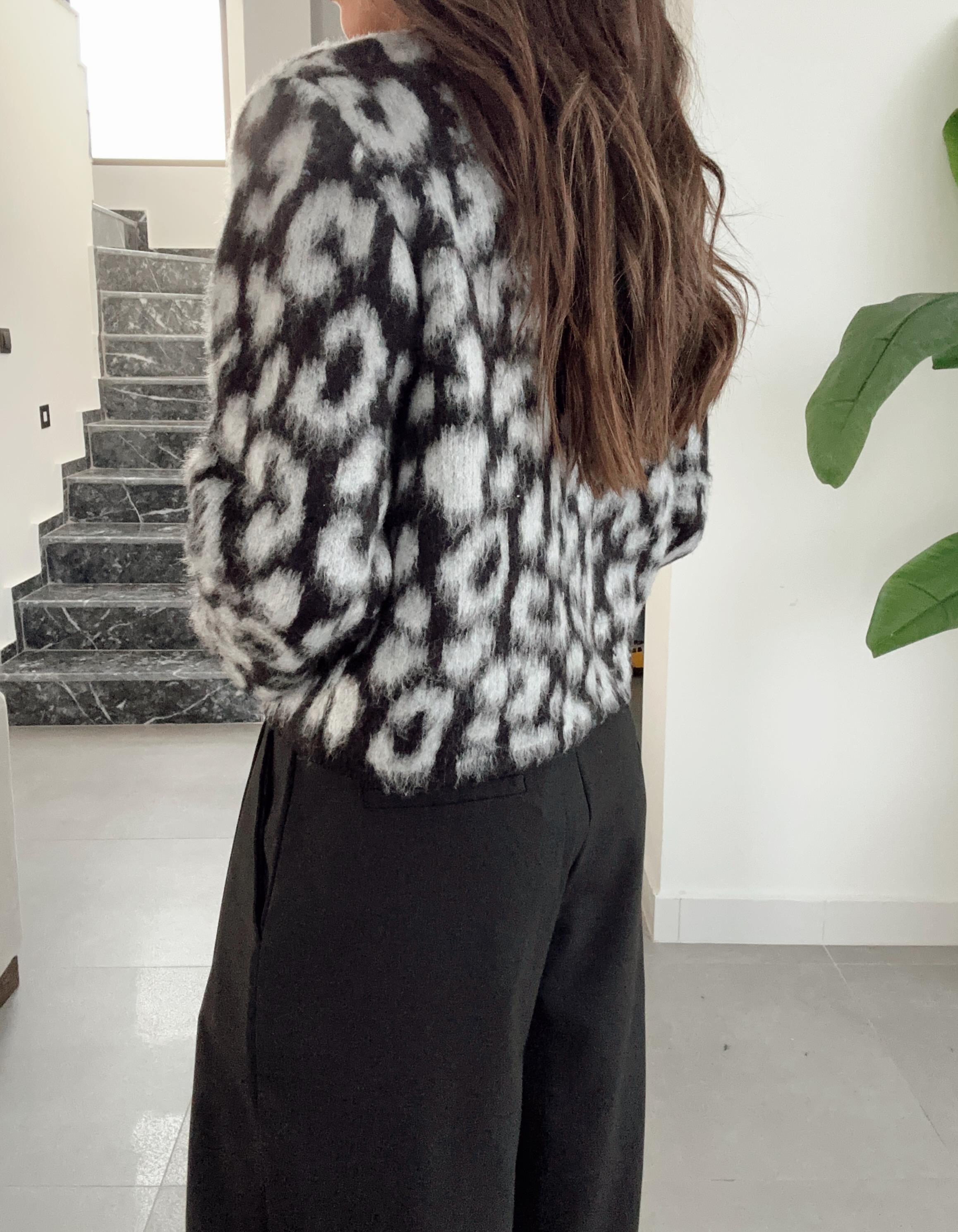 Siyah-Gri Leopar Desenli Triko Hırka