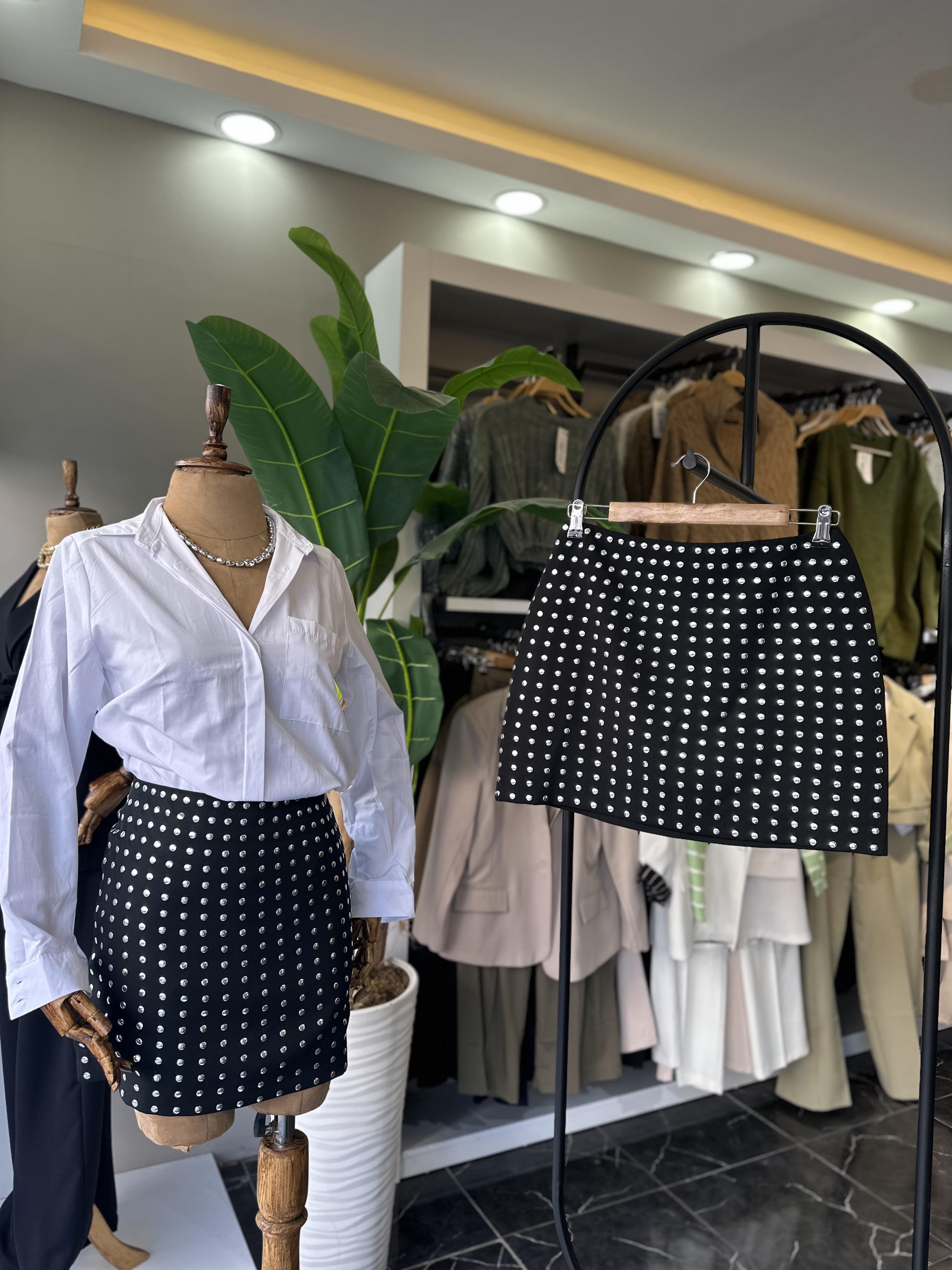Siyah Gümüş Zımba Detaylı Mini Etek
