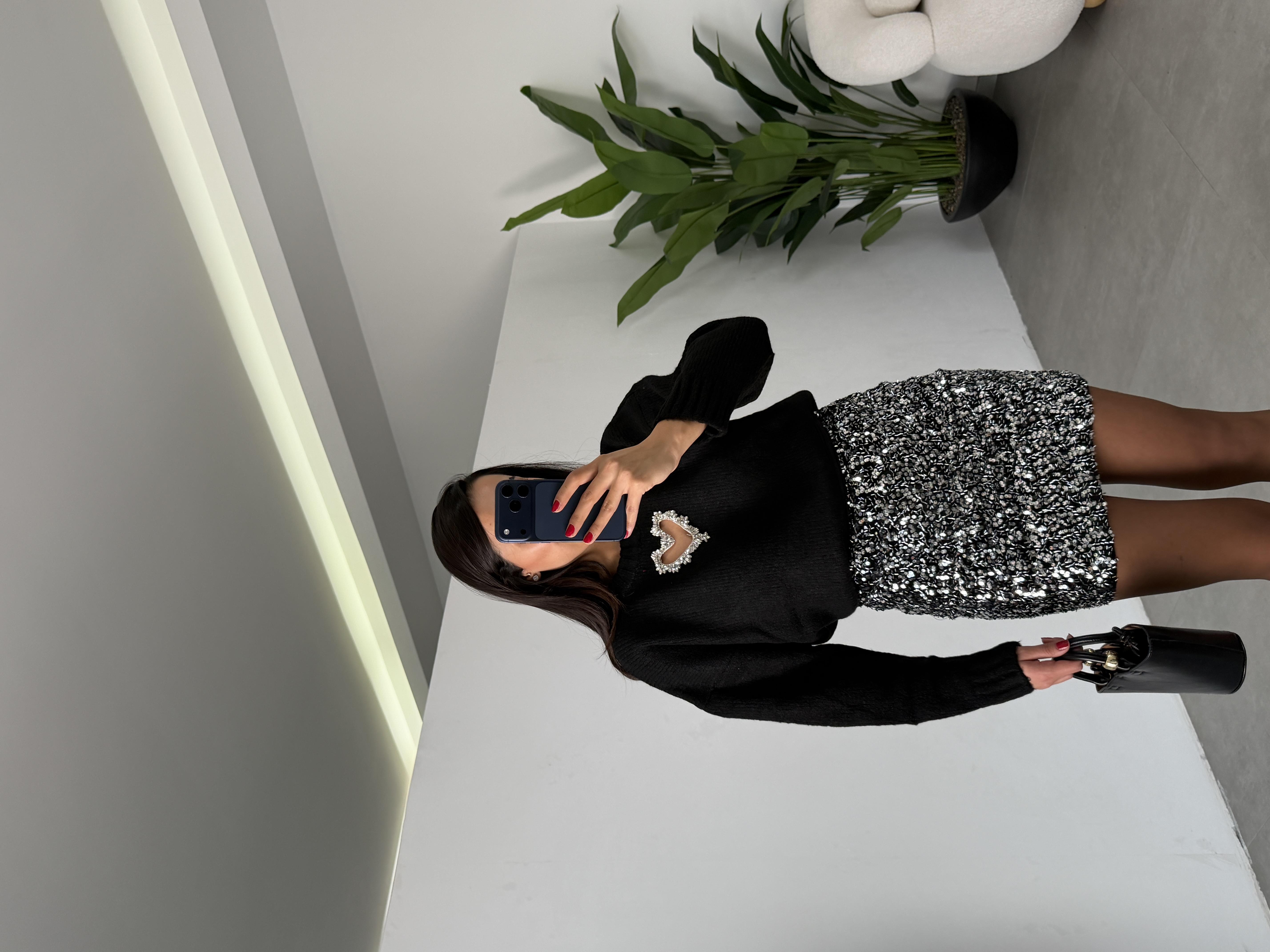 Siyah Kalp Detaylı Triko Kazak