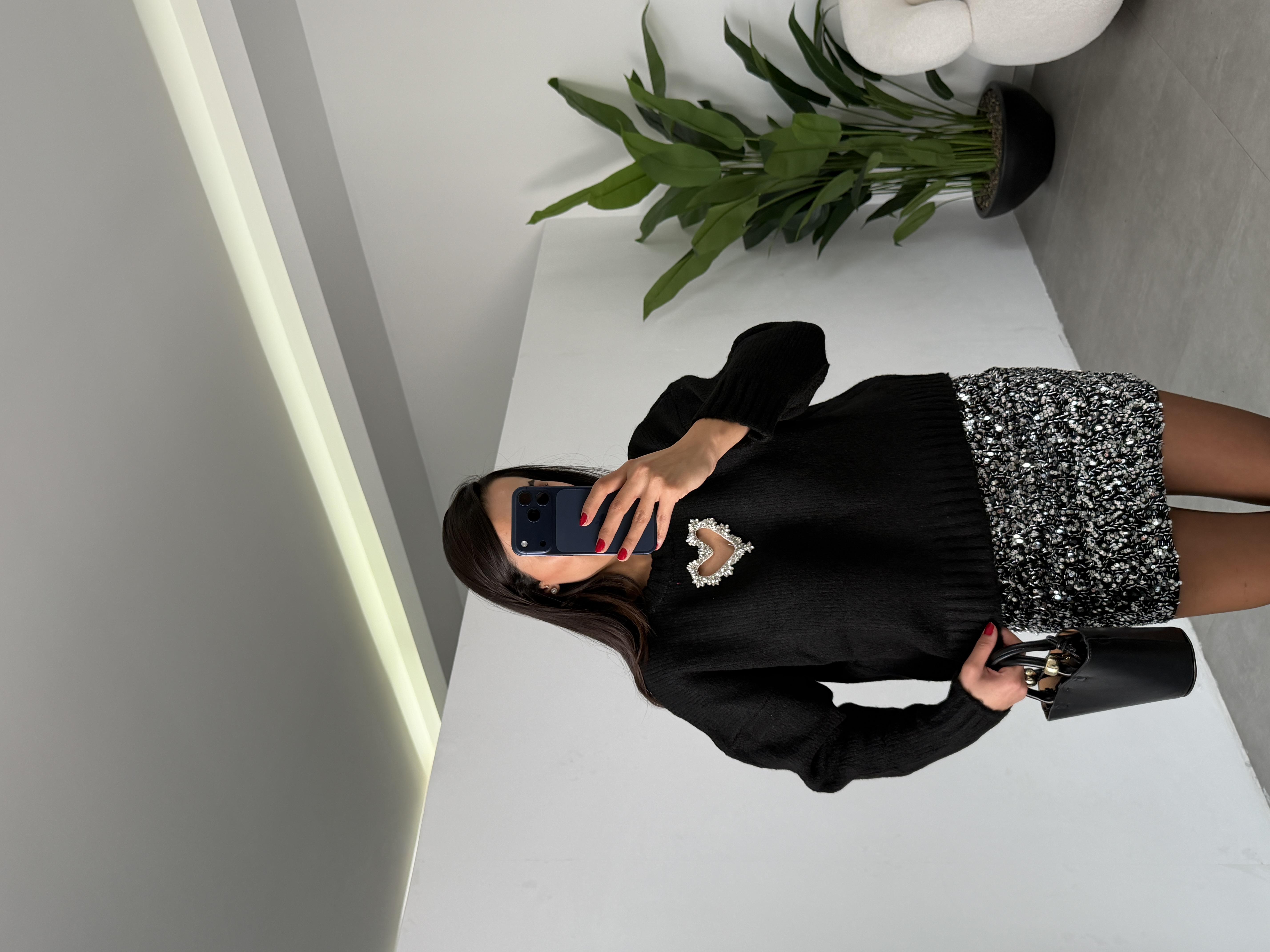 Siyah Kalp Detaylı Triko Kazak