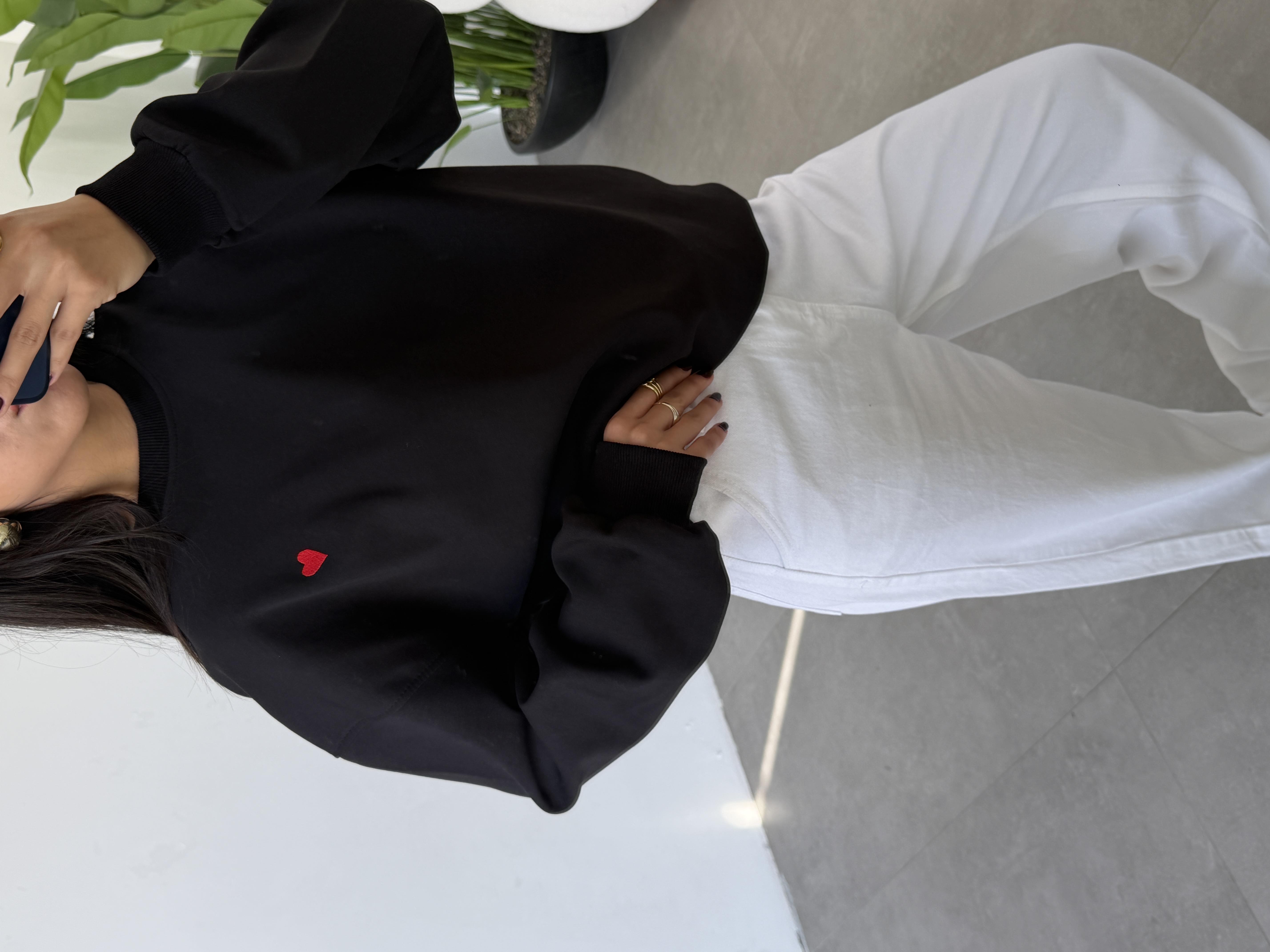 Siyah Kalp Nakışlı Sweatshirt