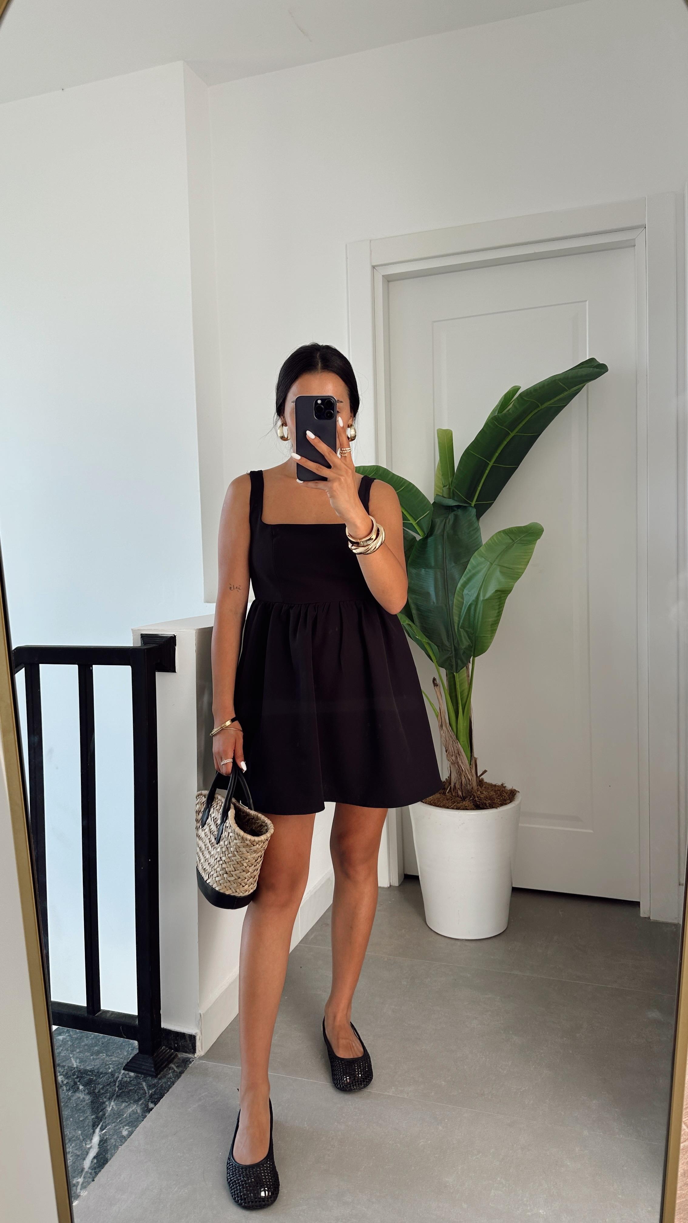 Siyah Kare Yaka Elbise