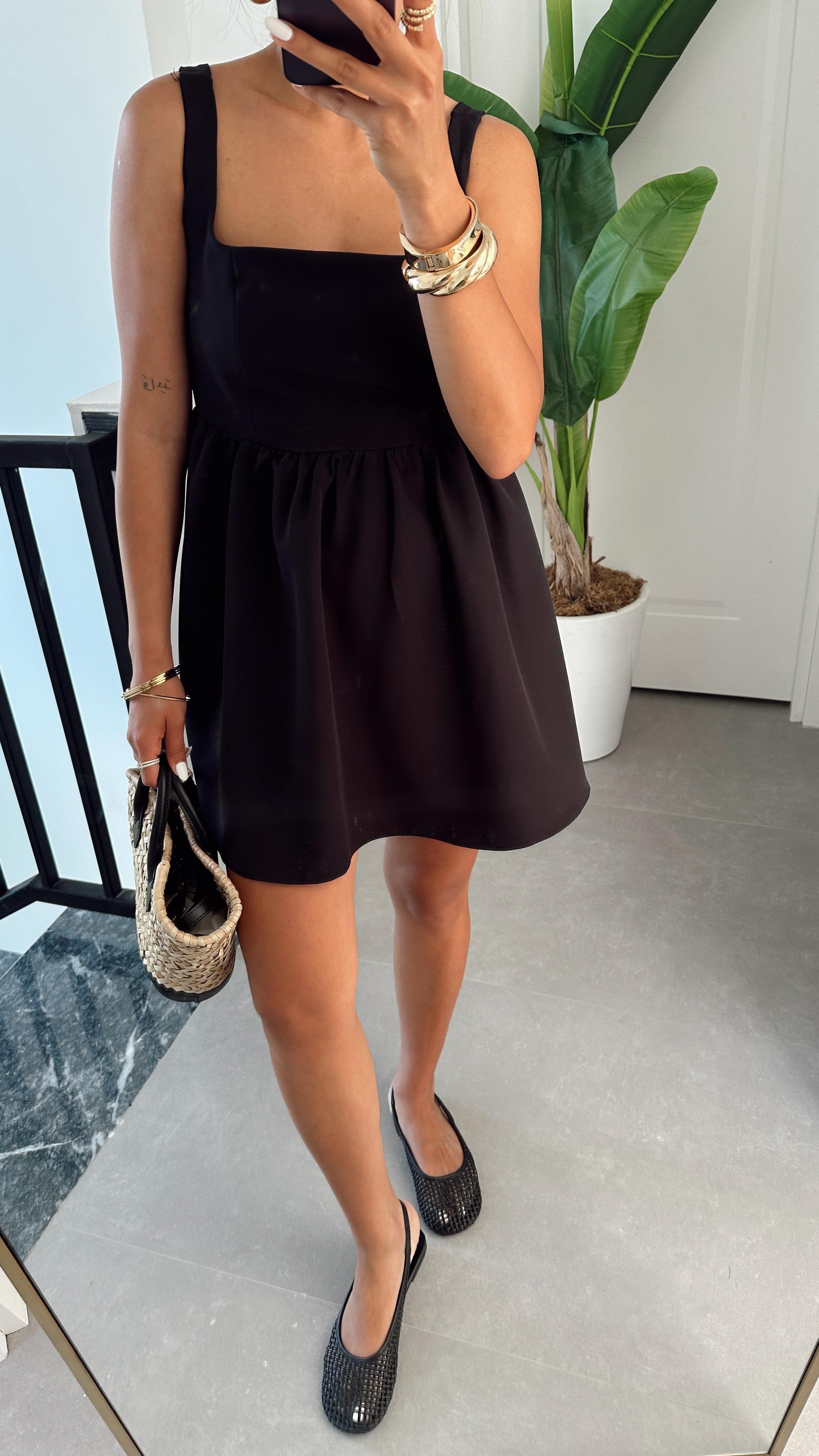 Siyah Kare Yaka Elbise