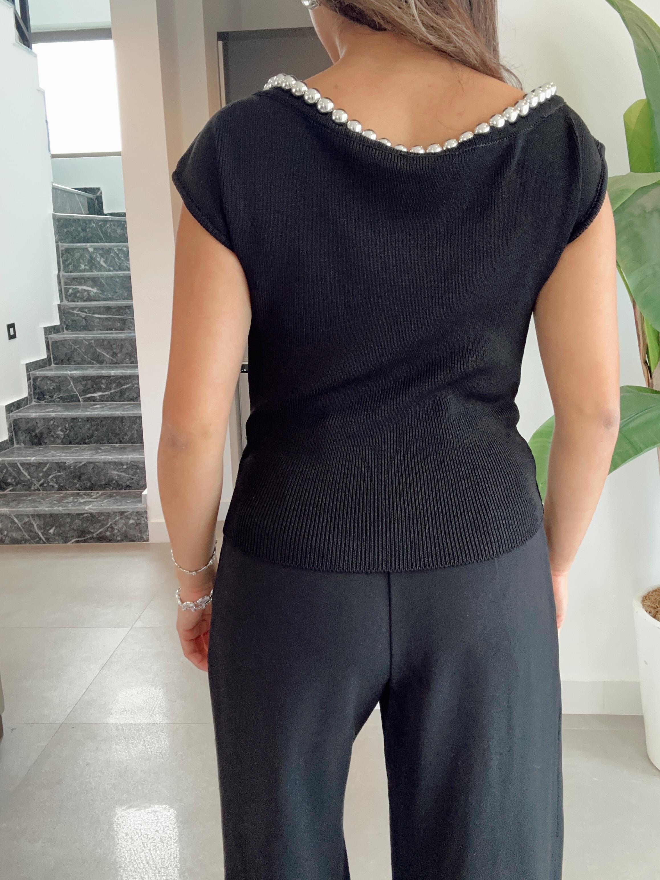 Siyah Kayık Yaka Boncuklu Triko Bluz