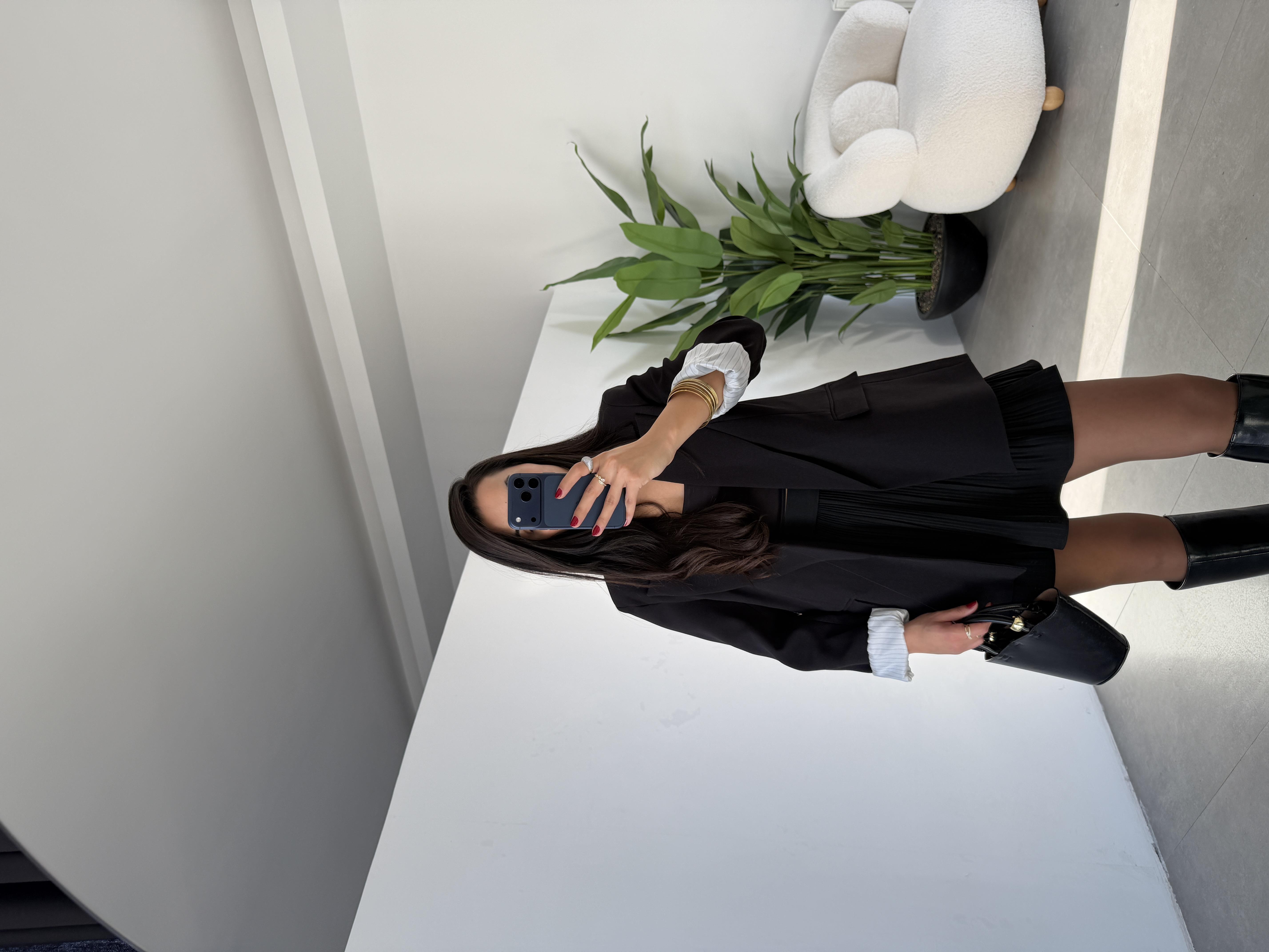 Siyah Kolu Katlamalı Blazer