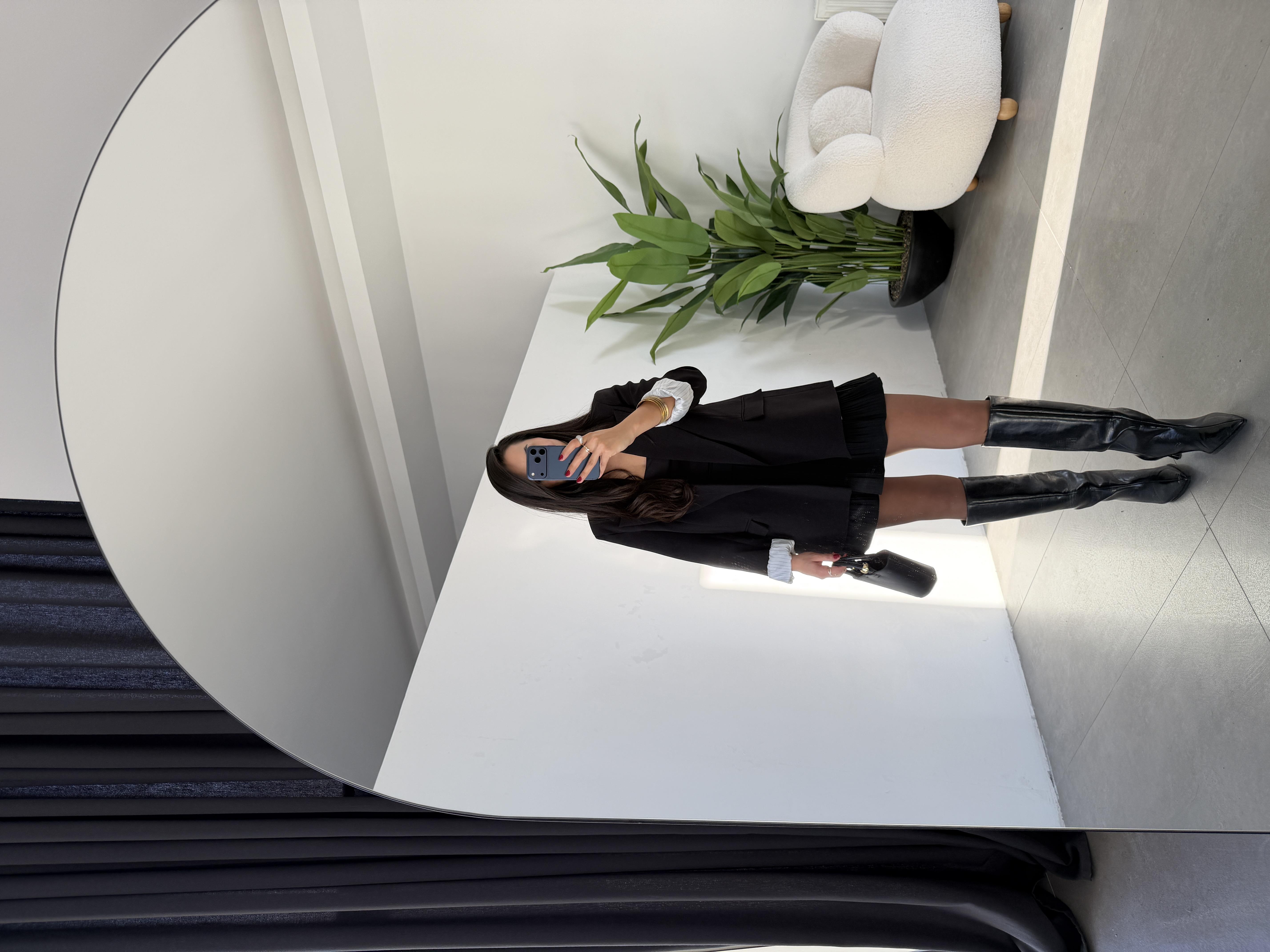 Siyah Kolu Katlamalı Blazer