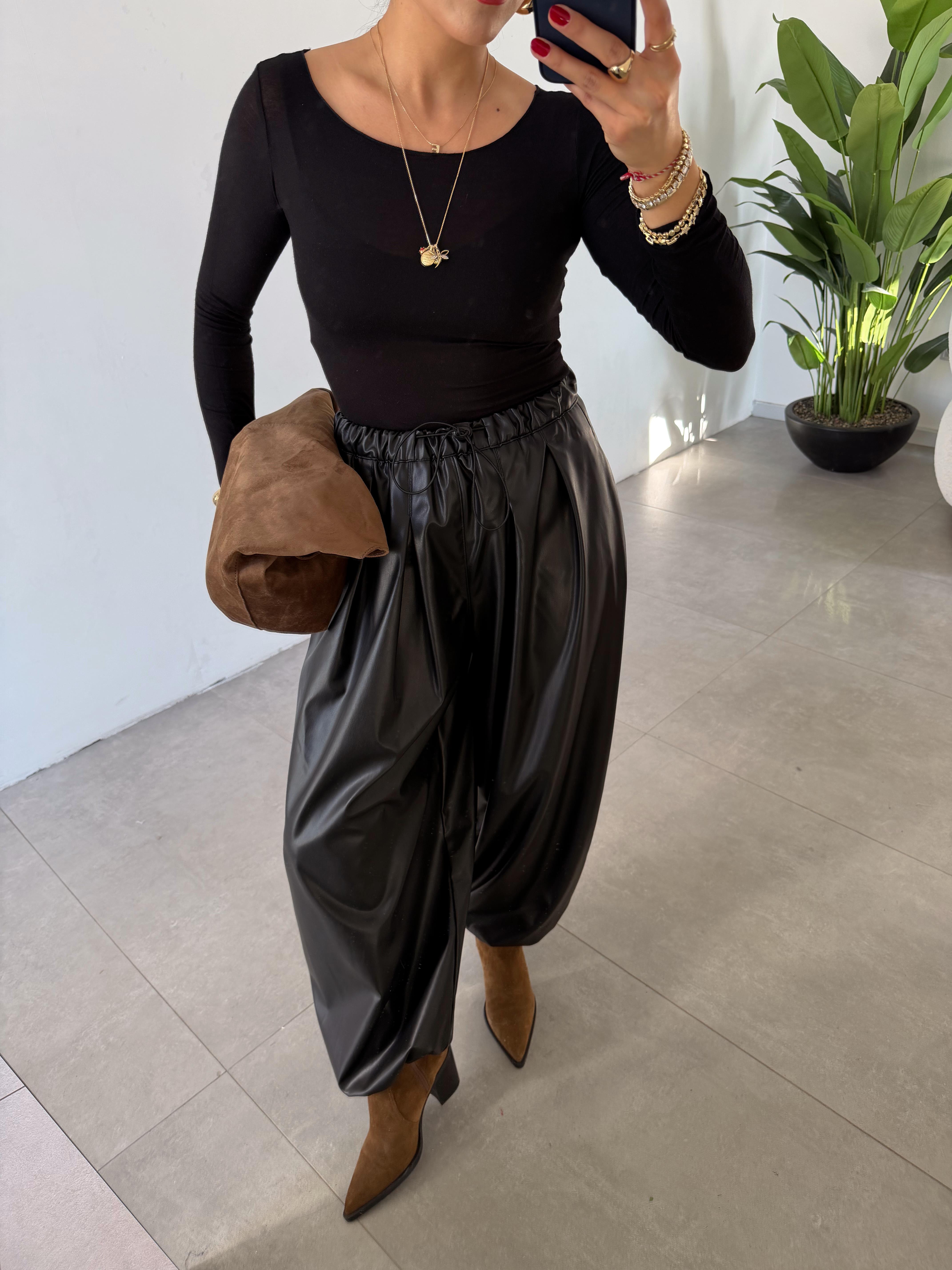 Siyah Modal Kayık Yaka Bluz