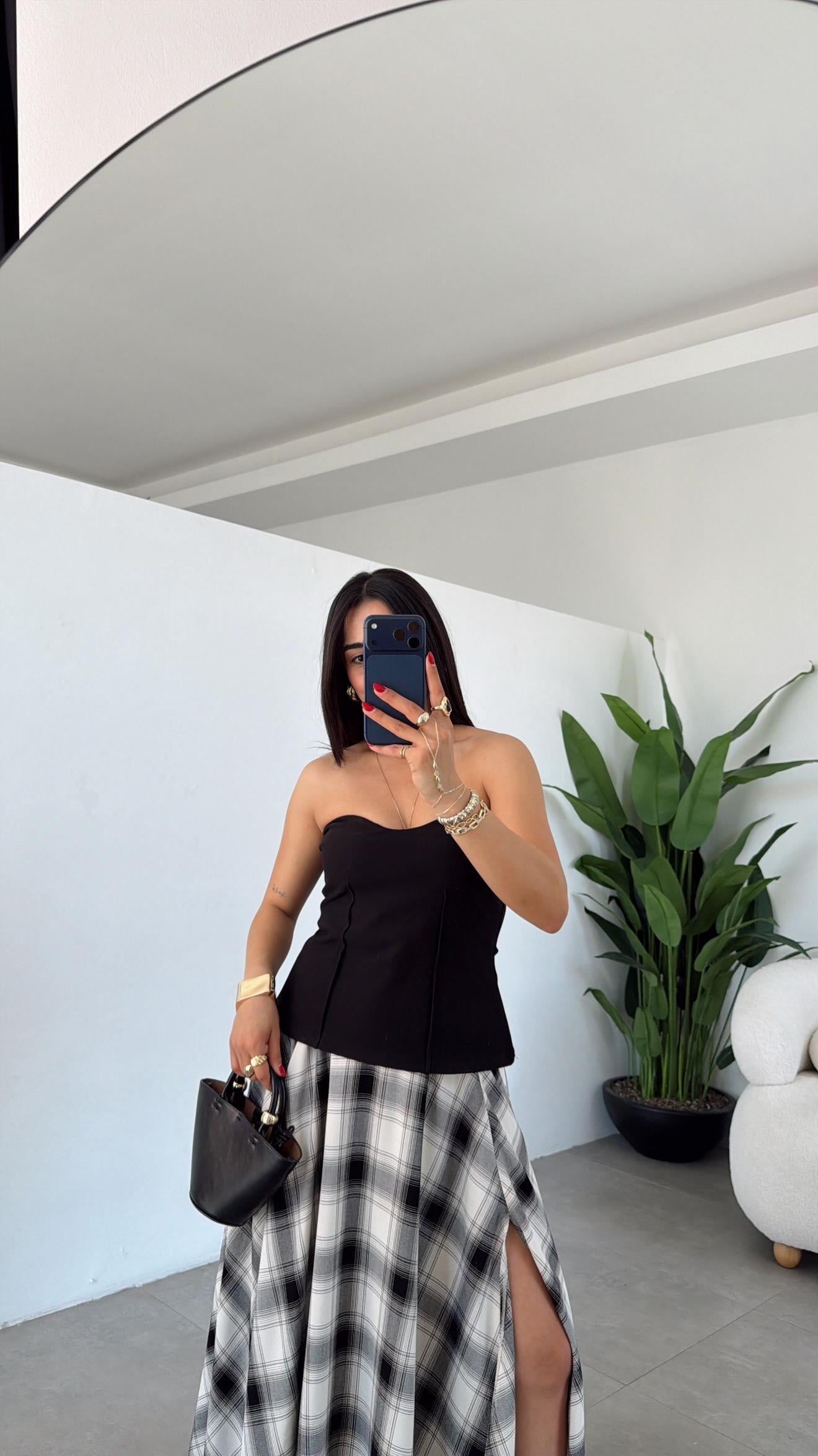 Siyah Ön Pileli Straplez Bluz