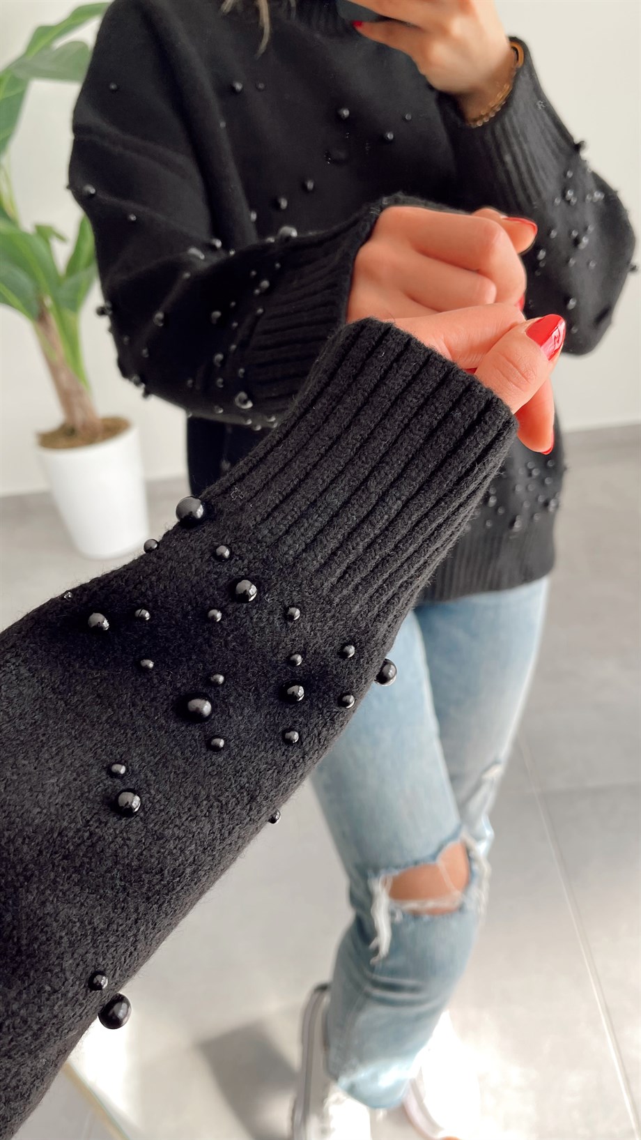 Siyah Ponponlu İncili Triko Kazak