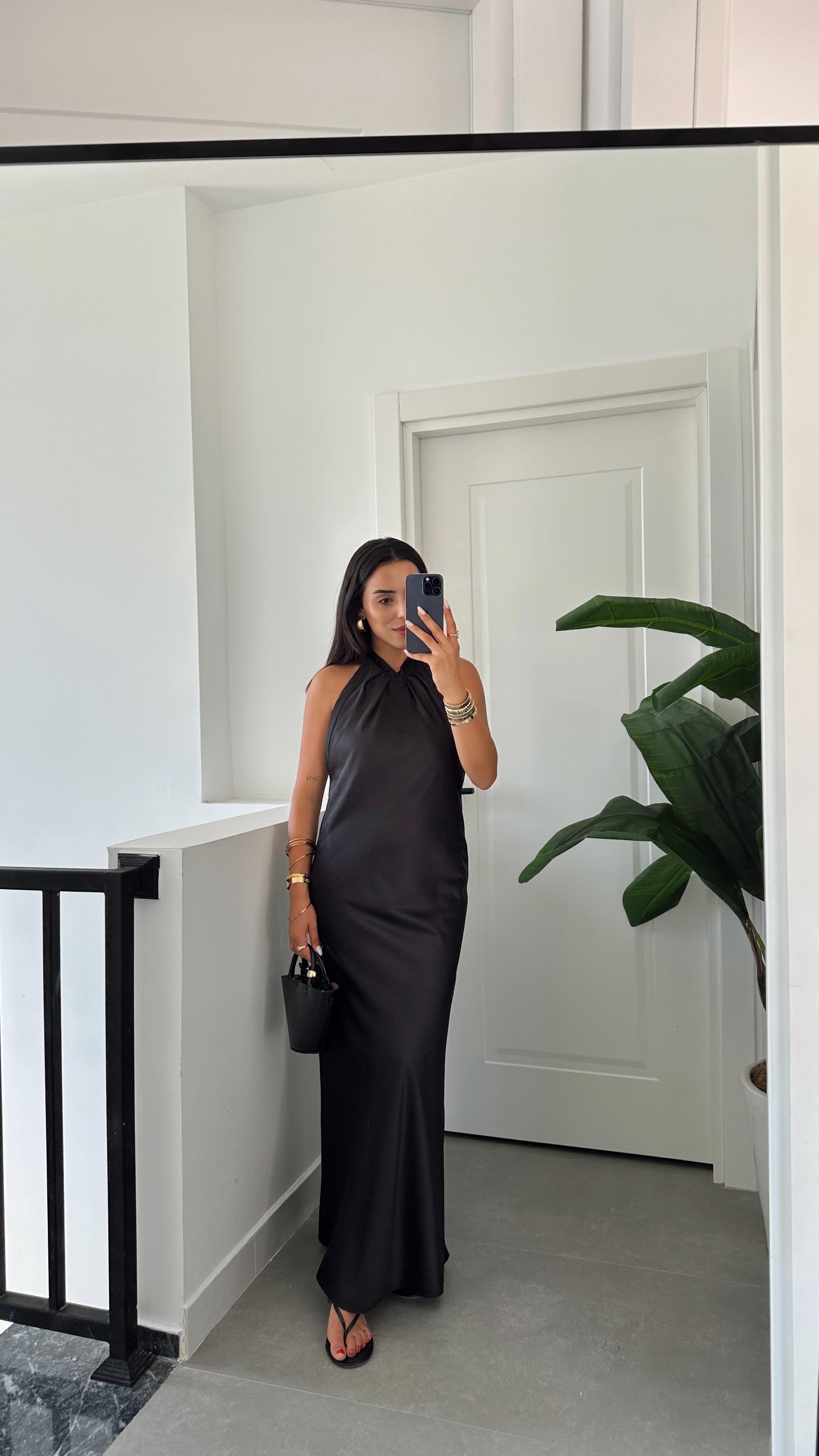 Siyah Saten Sırt Dekolteli Elbise