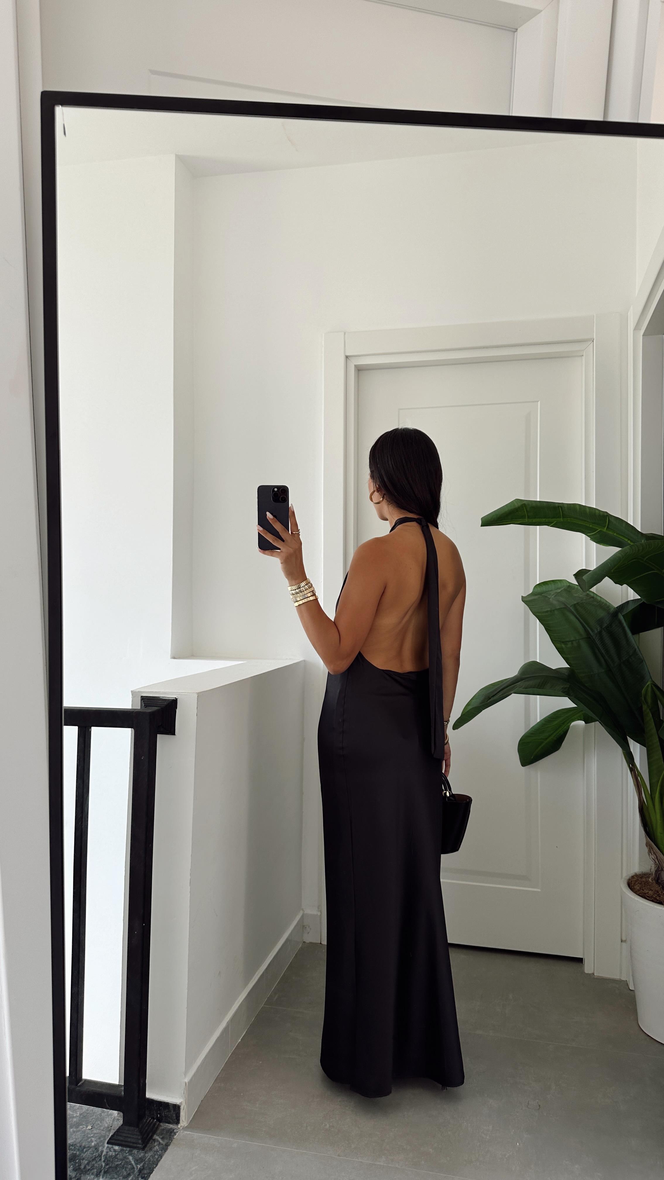 Siyah Saten Sırt Dekolteli Elbise