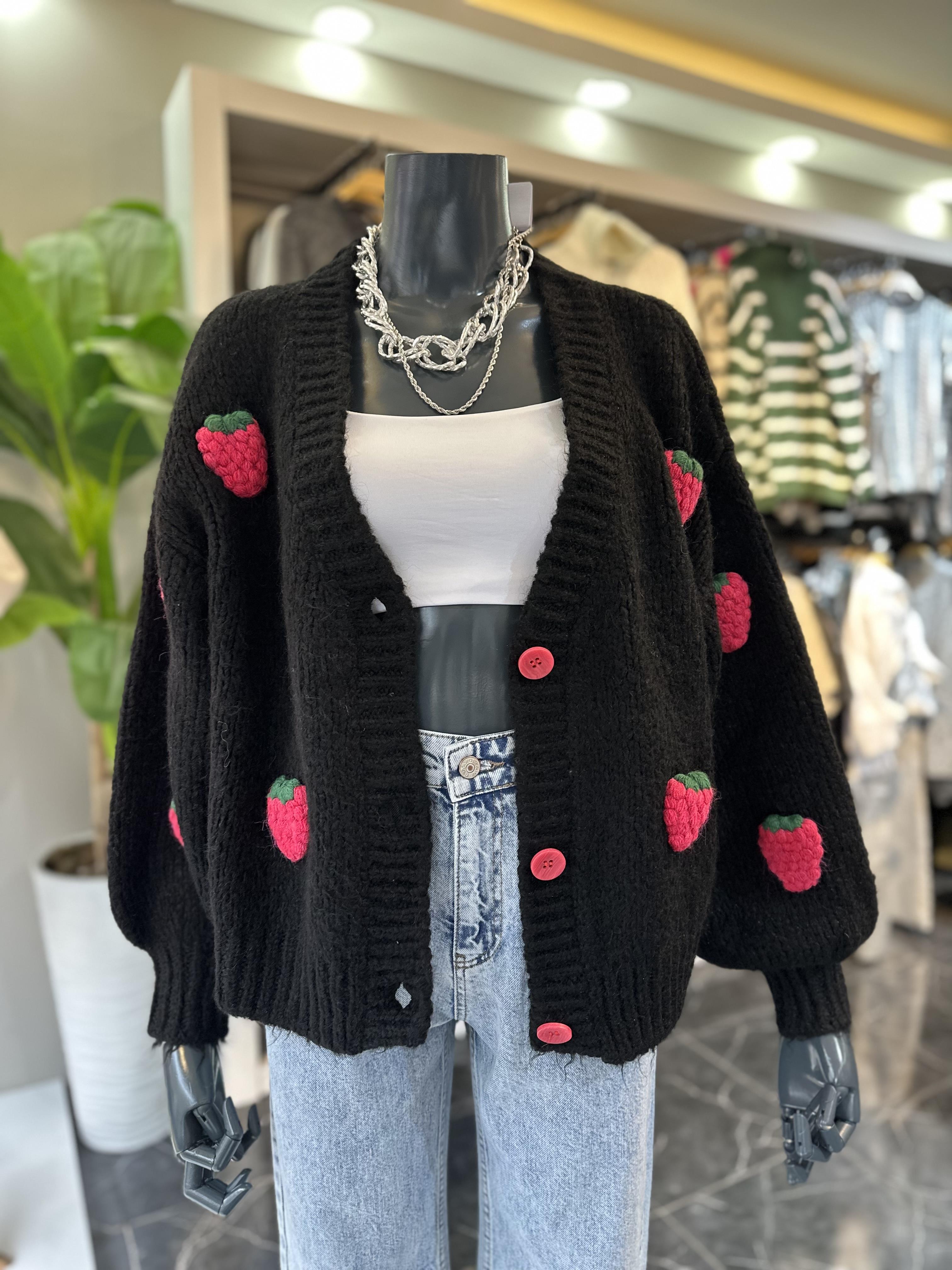 Siyah V Yaka Çilek Nakışlı Balon Kol Hırka