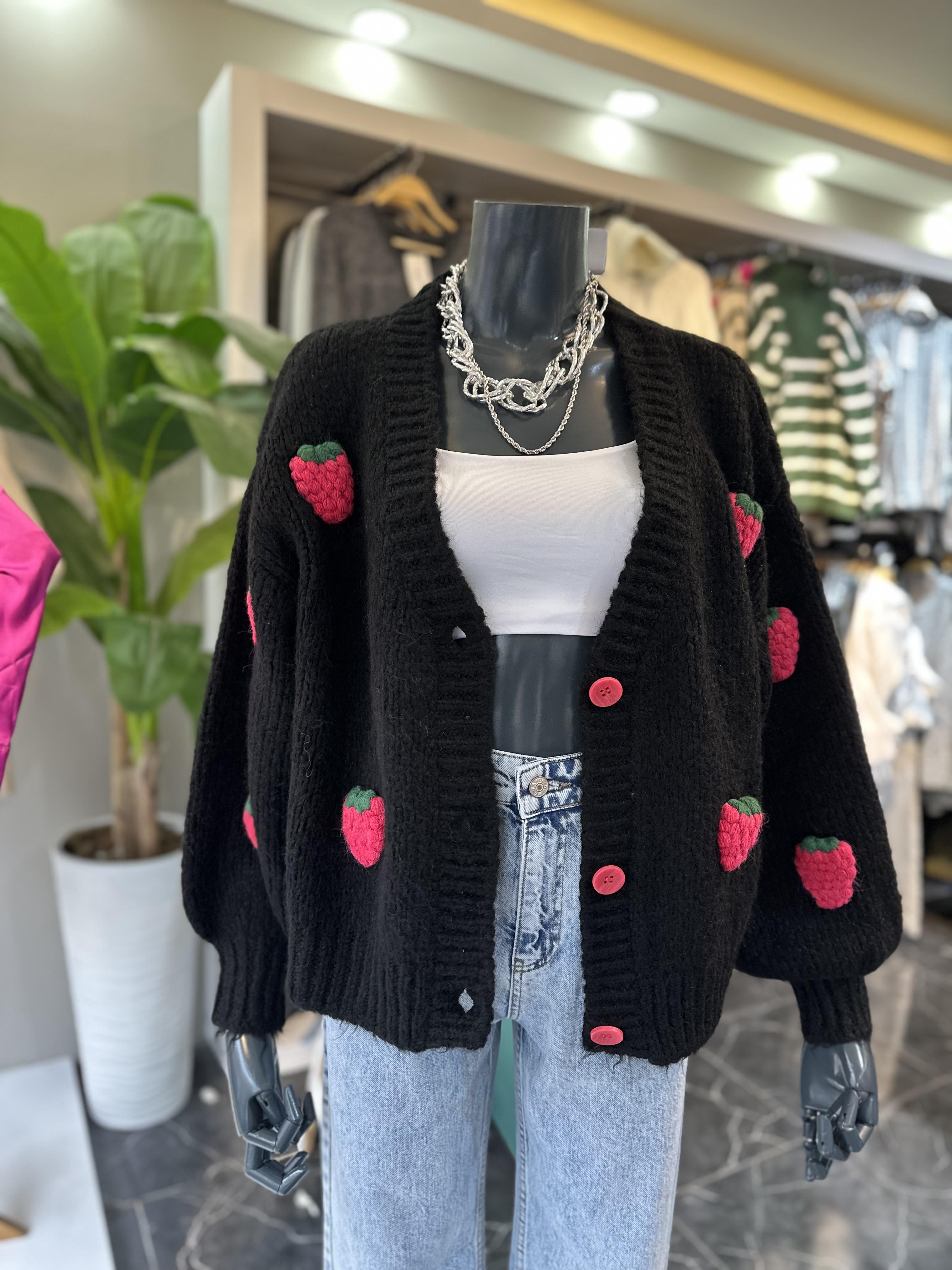 Siyah V Yaka Çilek Nakışlı Balon Kol Hırka