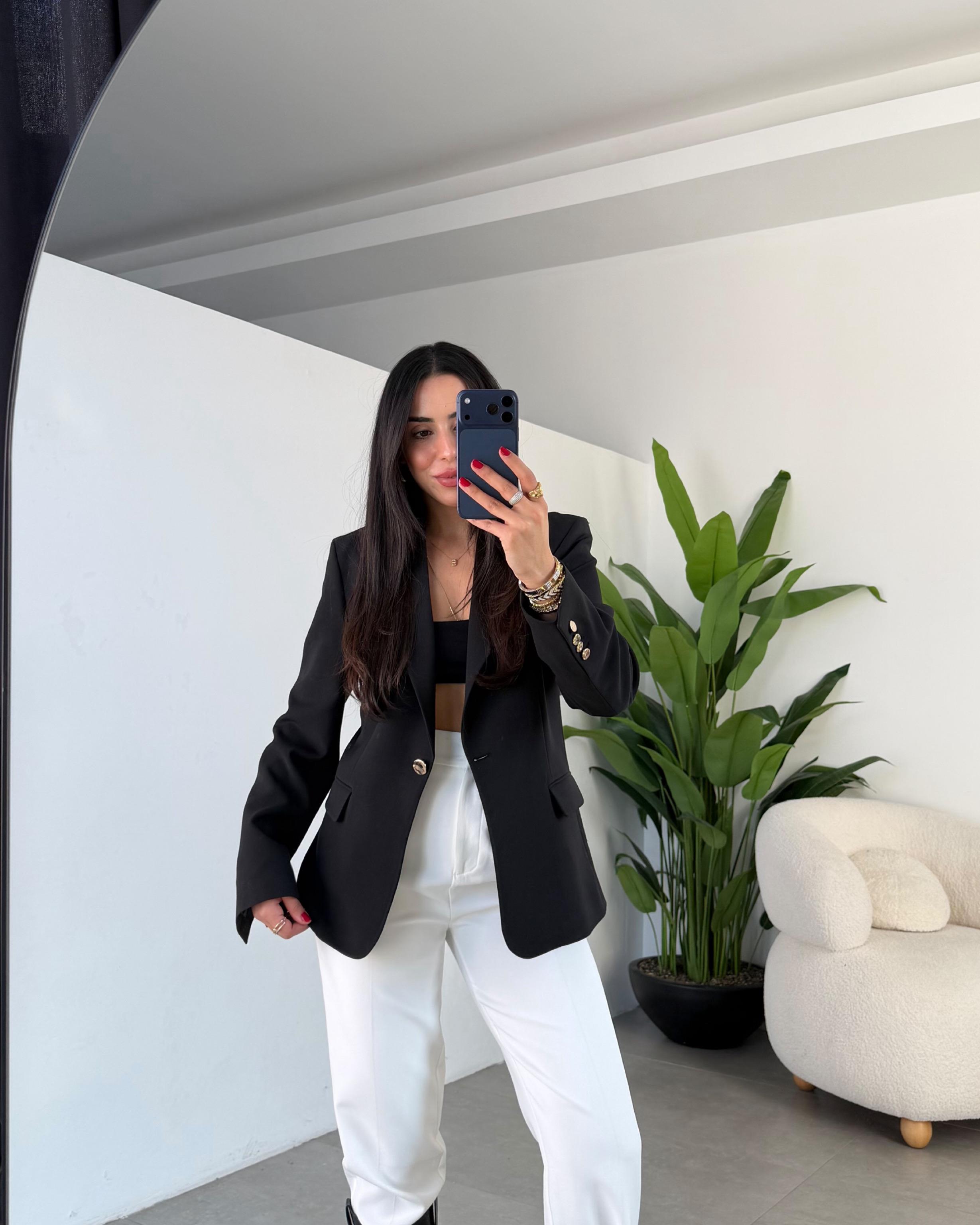 Siyah Vücuda Oturan Blazer