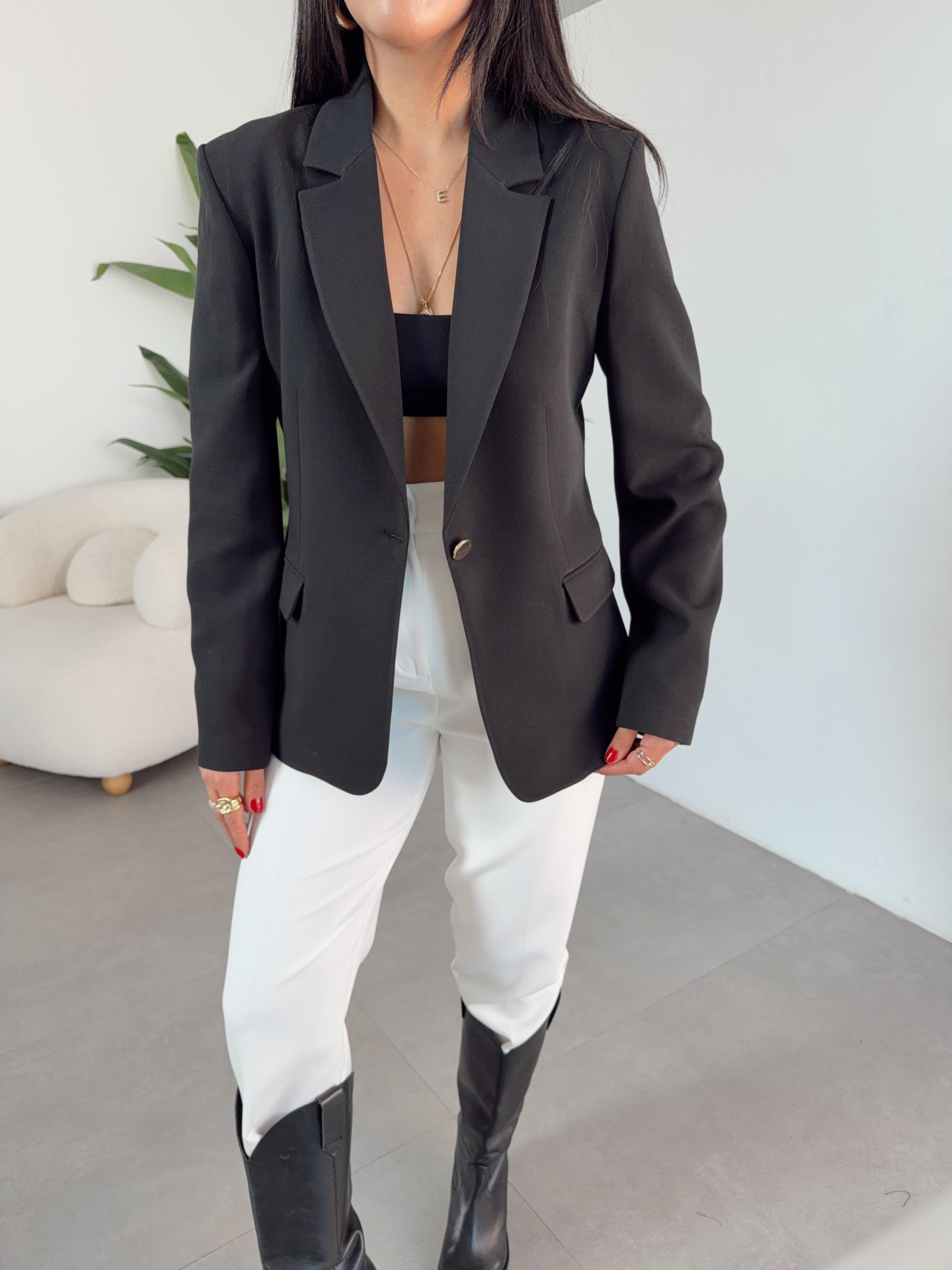 Siyah Vücuda Oturan Blazer