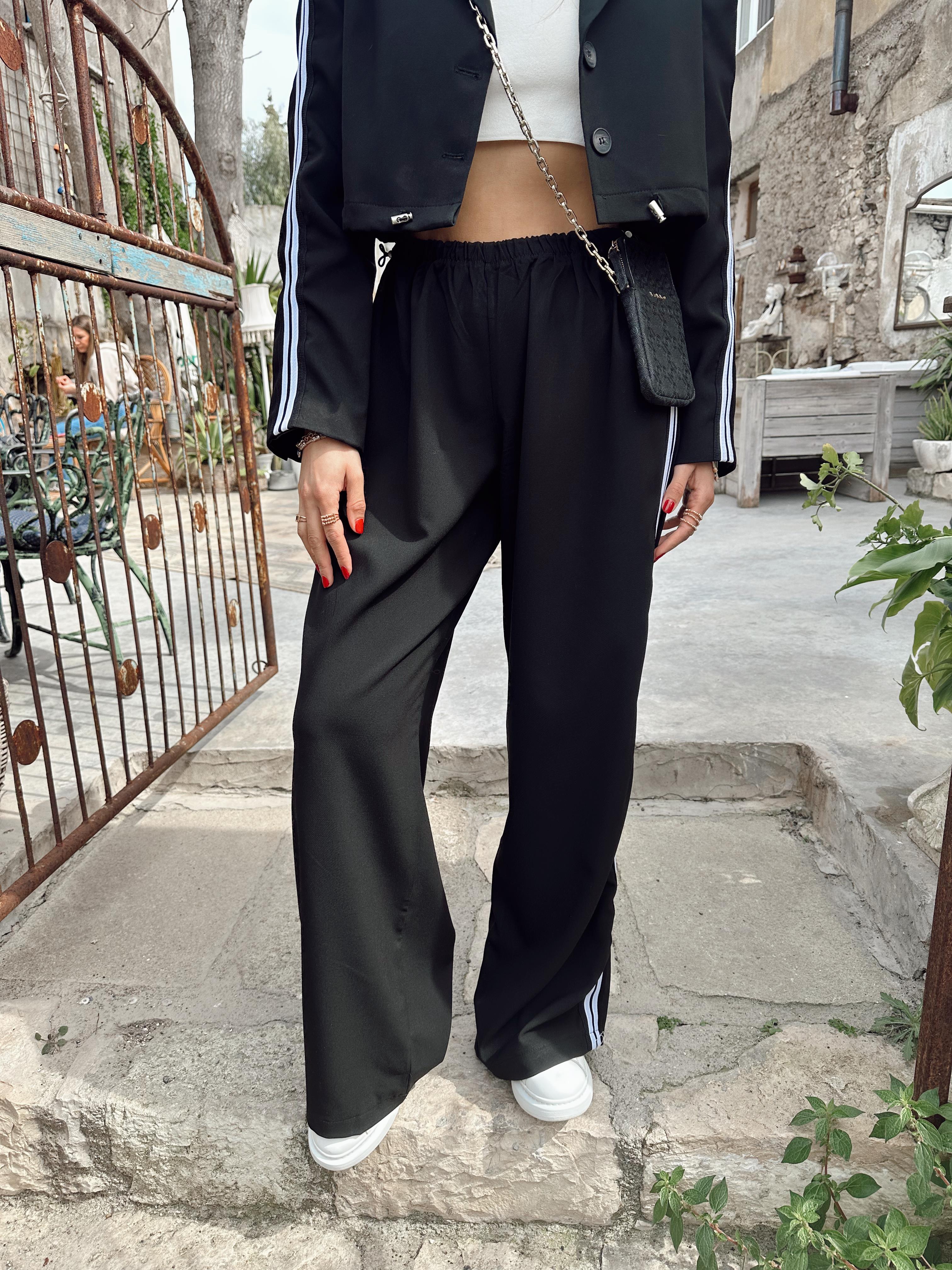 Siyah Yanları Şrit Detay Pantolon