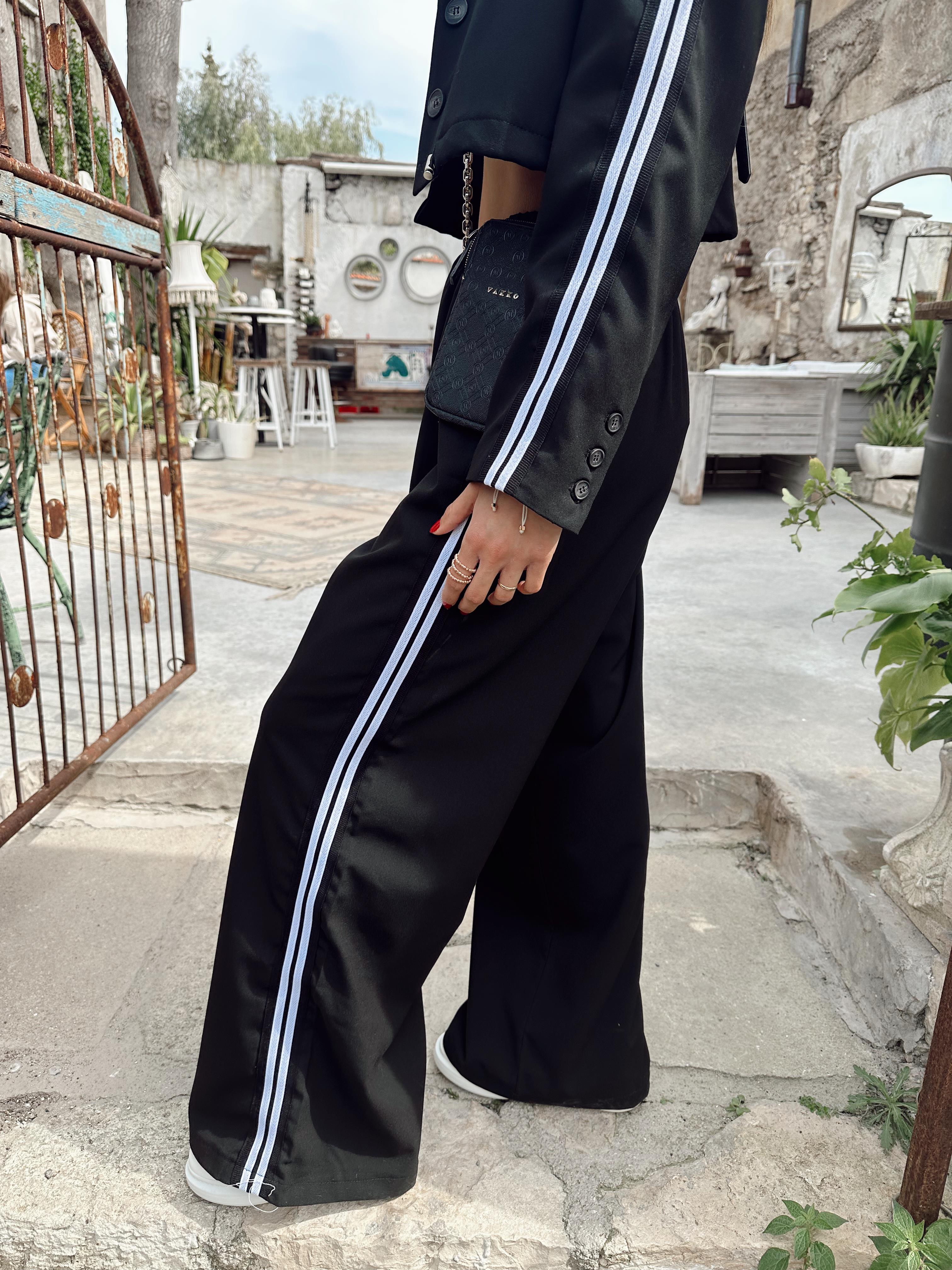 Siyah Yanları Şrit Detay Pantolon