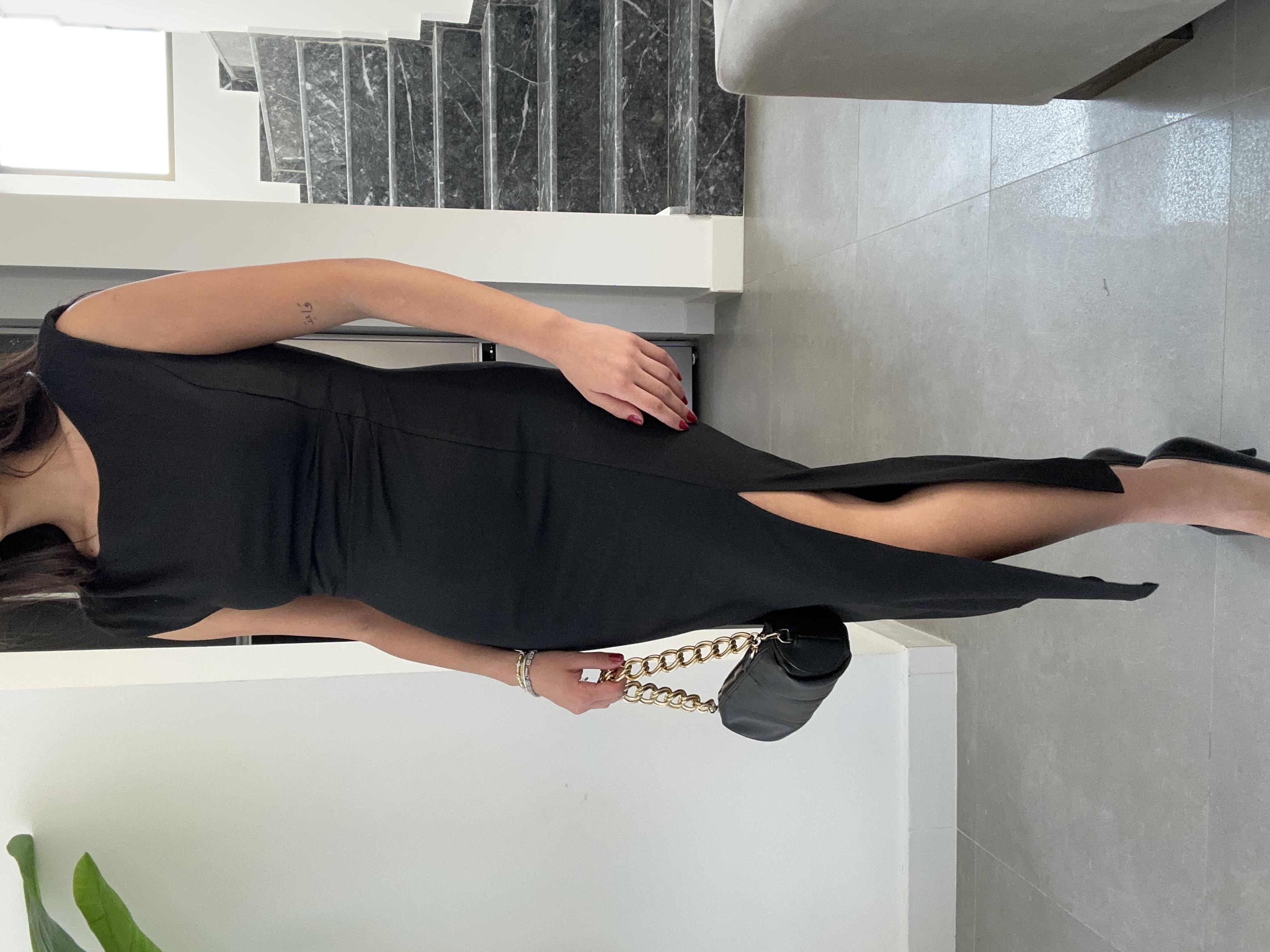 Vatkalı Yırtmaçlı Siyah Elbise