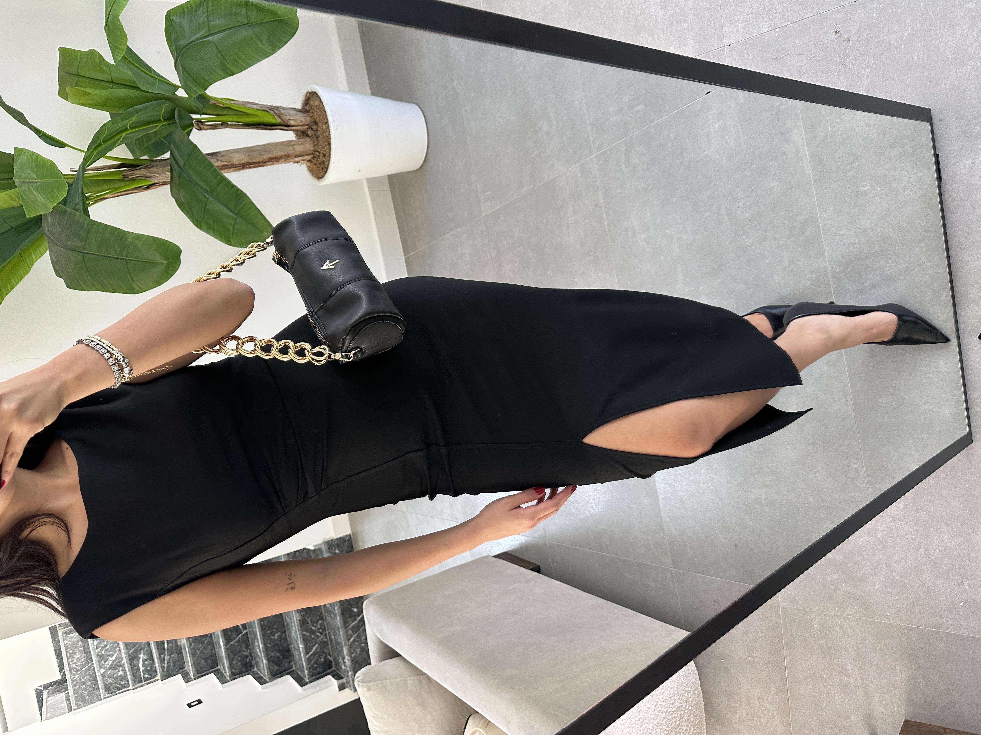 Vatkalı Yırtmaçlı Siyah Elbise