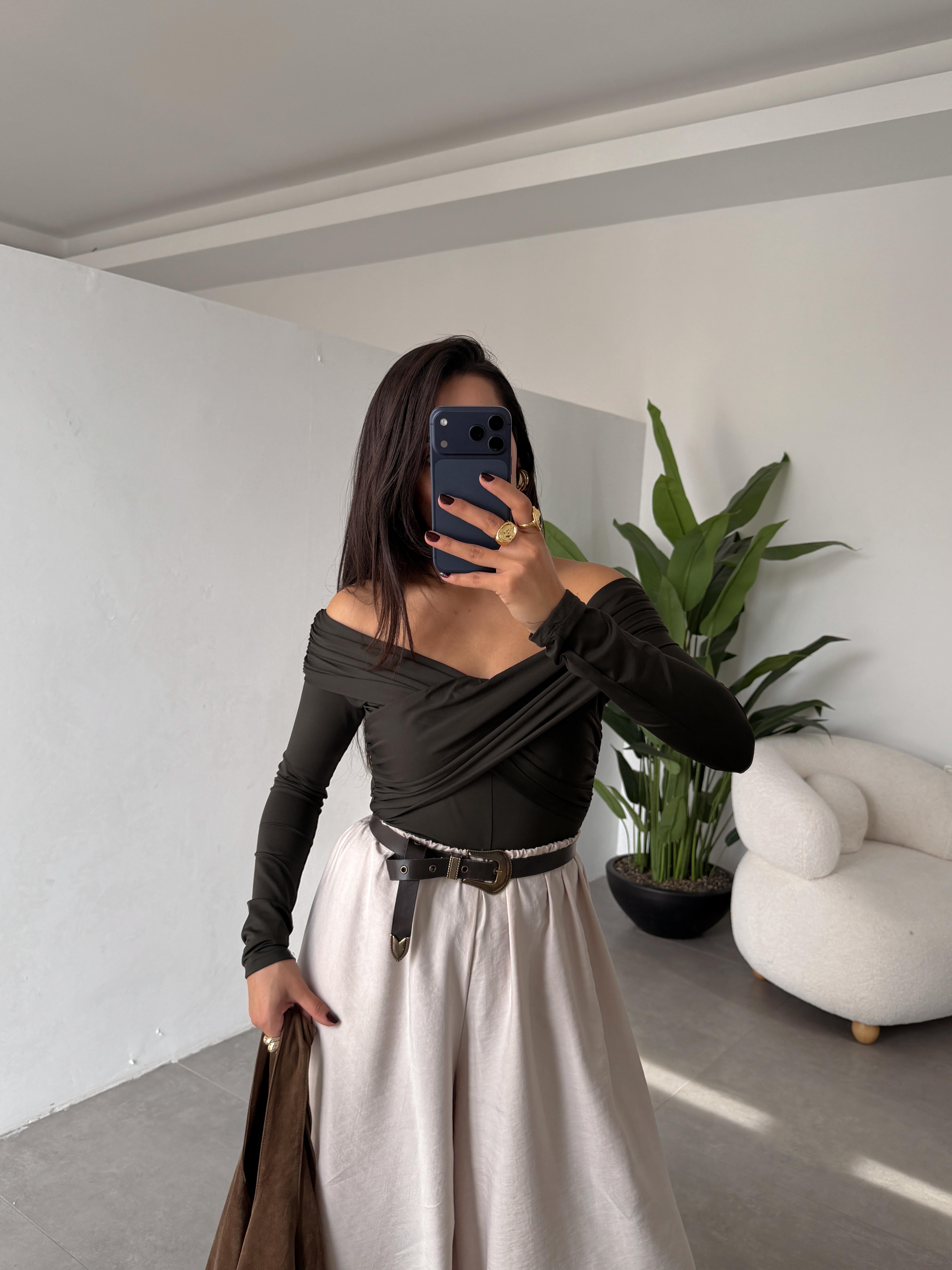 Zümrüt Yaka Detay Bodysuit