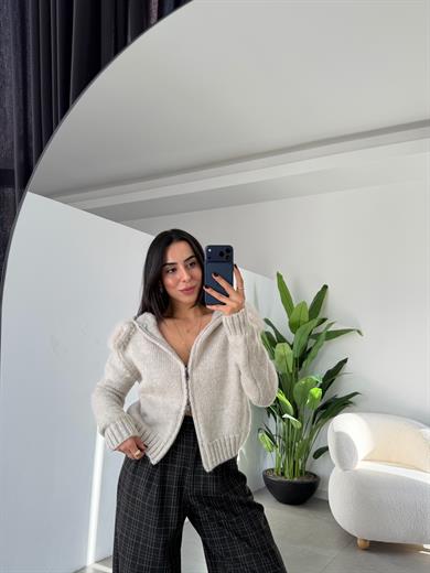 Bej Kapşonu Kürklü Hırka