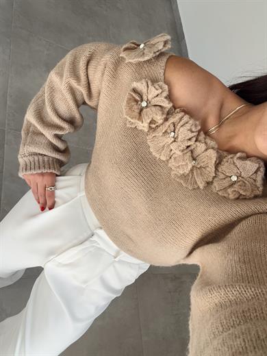 Bej Kayık Yaka Çiçek Detaylı Kazak