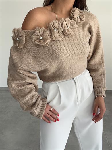 Bej Kayık Yaka Çiçek Detaylı Kazak