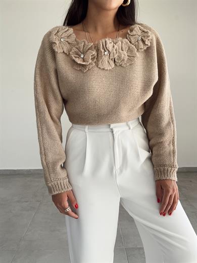 Bej Kayık Yaka Çiçek Detaylı Kazak