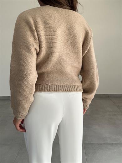 Bej Kayık Yaka Çiçek Detaylı Kazak